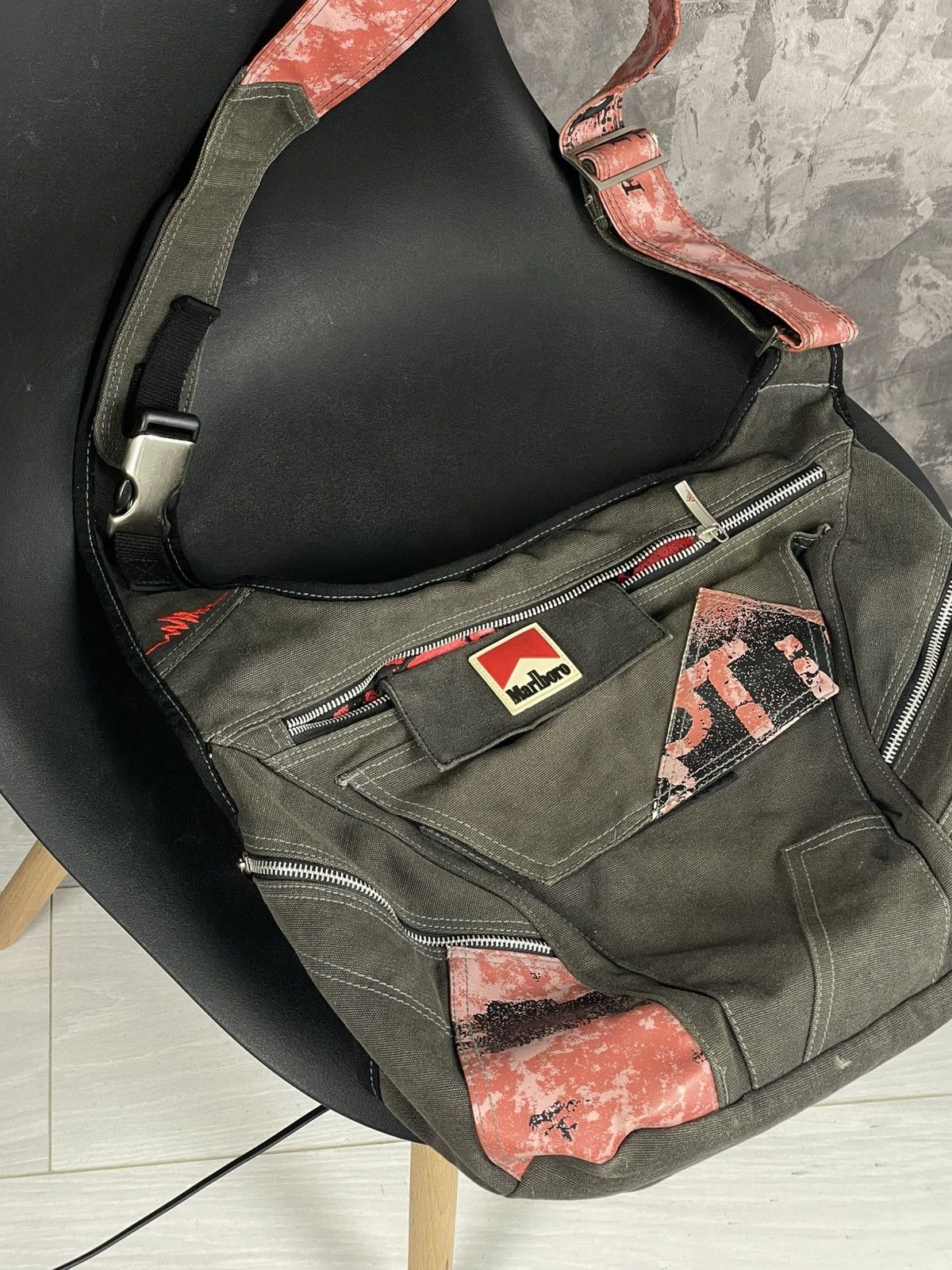 Japanese Brand × Le Grande Bleu (L.G.B.) × Marlboro Vintage Marlboro Y2K Zip sling bag Crossbody Archive Size ONE SIZE - 3 Thumbnail