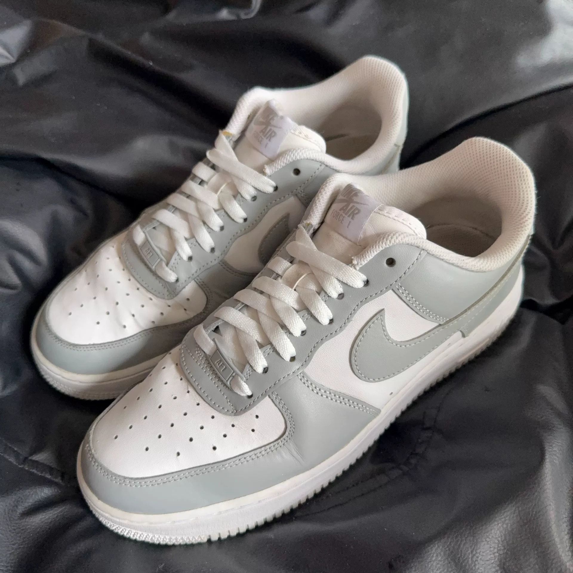 Nike Nike White Lowtop Sneakers 43 Men Size US 10 / EU 43 - 1 Thumbnail
