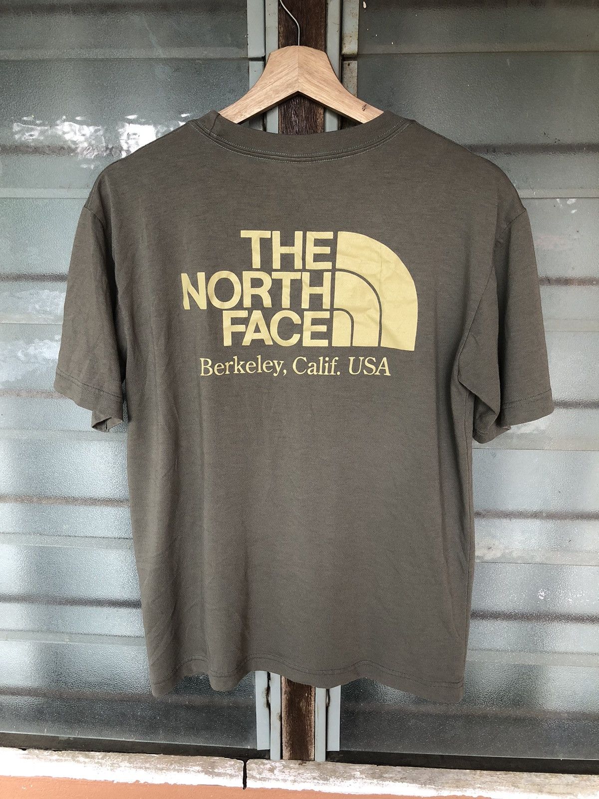 The North Face Vintage The North Face Brown Shirt Tee Size US M / EU 48-50 / 2 - 6 Thumbnail