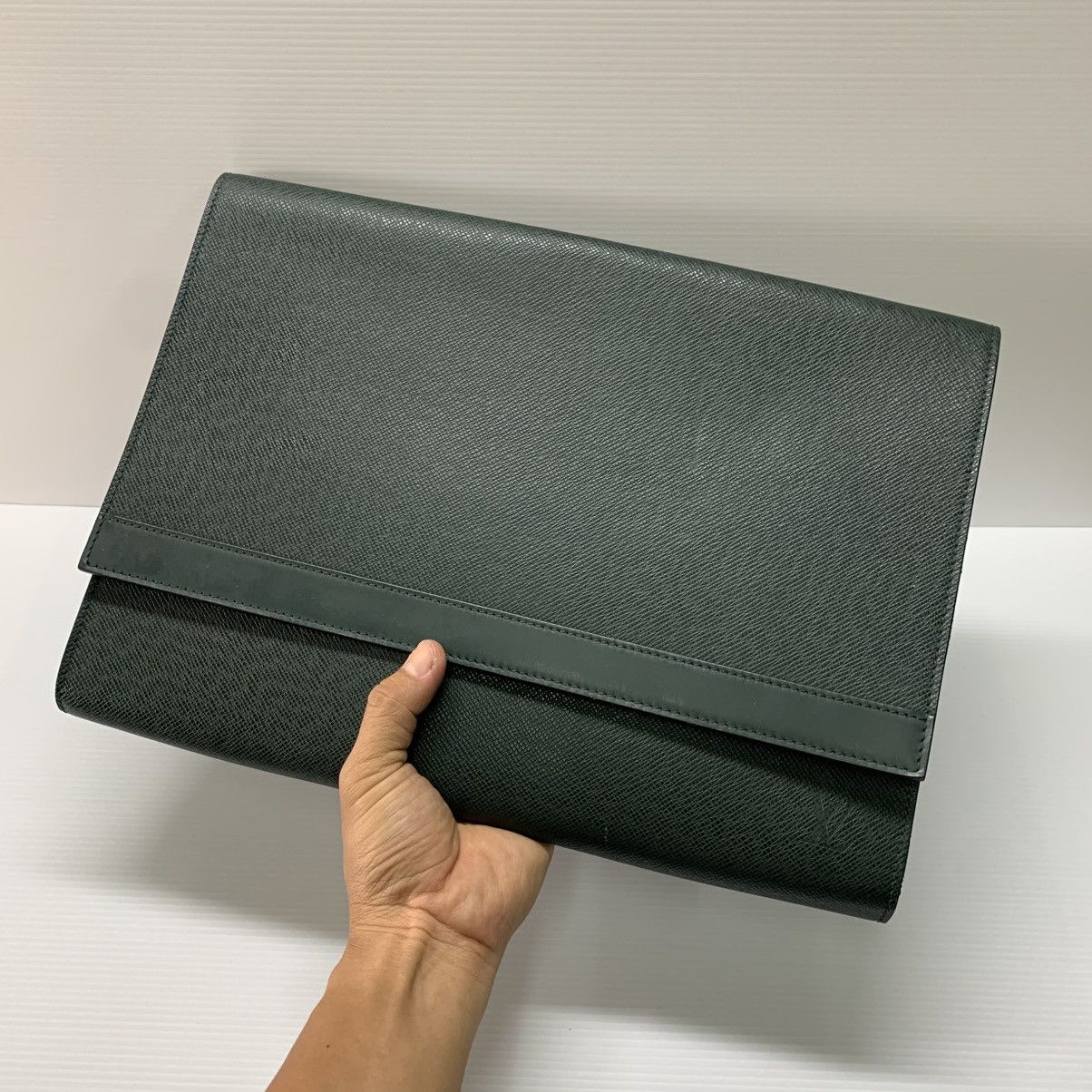Louis Vuitton Louis Vuitton Taiga Document Clutch Bag Size ONE SIZE - 1 Thumbnail