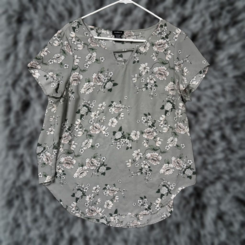 Torrid Torrid Blouse Women SS Gray Floral Scoop Neck Short Sleeve Plus 00 Casual Womens Size XXS / US 00 / IT 34 - 1 Thumbnail