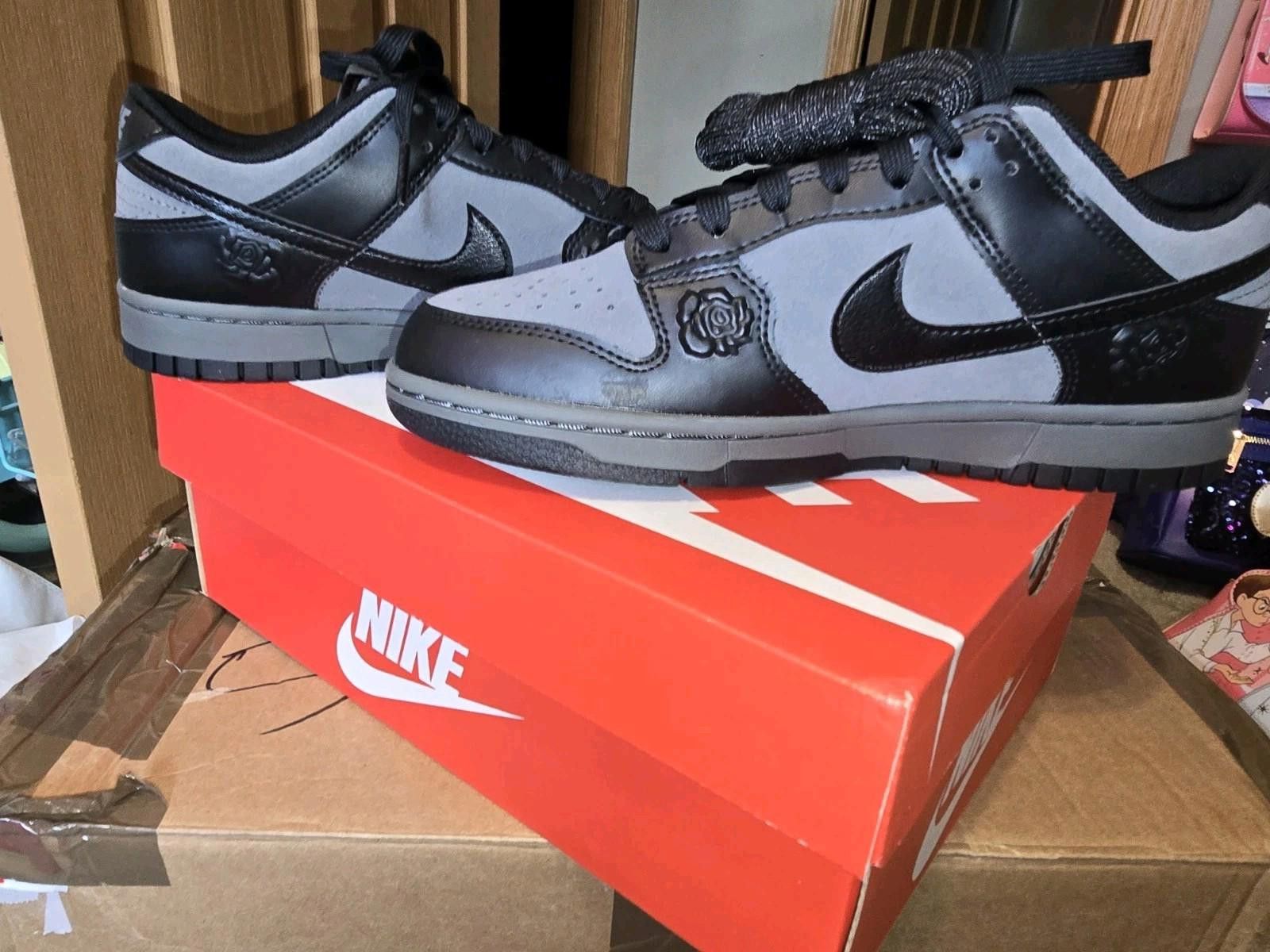 Nike Nike Dunk Low Black Roses HF1986-001 Women's NEW SIZE 8 Size US 8 / IT 38 - 8 Thumbnail