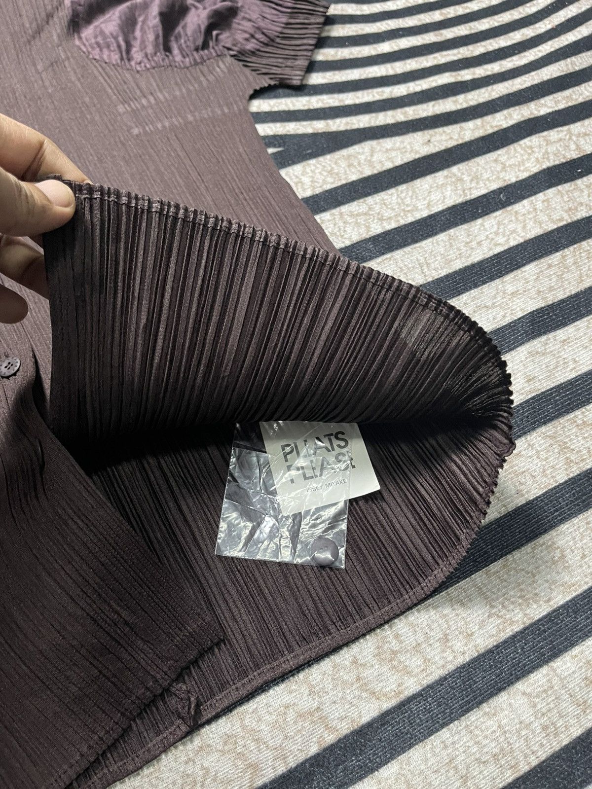 Pleats Please Issey Miyake 1990s PLEATS PLEASE ISSEY MIYAKE PLEATED BUTTON UP SHIRT Size M / US 6-8 / IT 42-44 - 9 Thumbnail