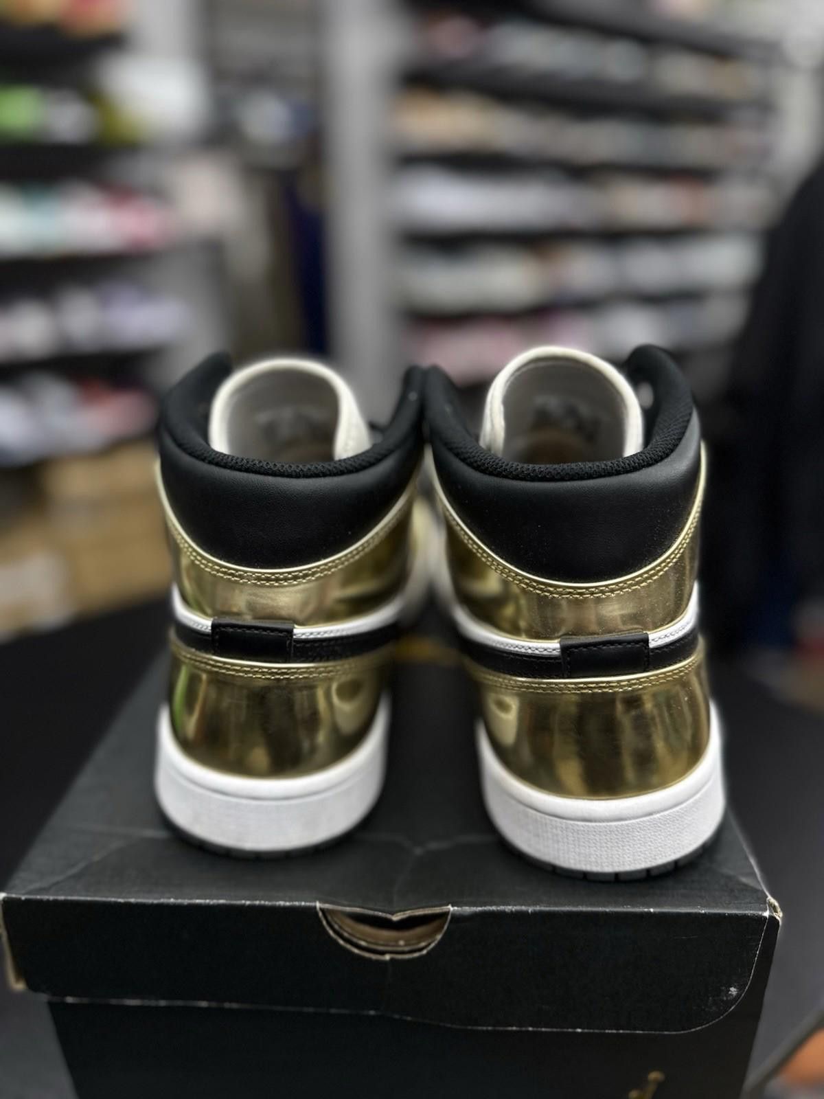 Jordan Brand Jordan 1 Mid SE Metallic Gold 2020 Gold Black 11 DC1419-700 Size US 11 / EU 44 - 6 Thumbnail