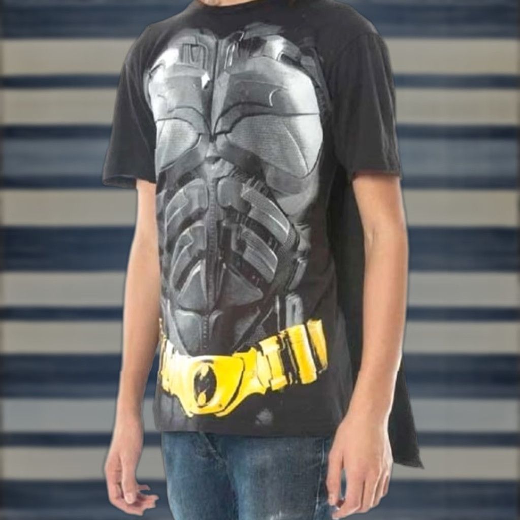 Vintage VINTAGE Bioworld Dark Knight Batman Graphic Tee with Cape Adult Small Black Mens Size US S / EU 44-46 / 1 - 1 Preview