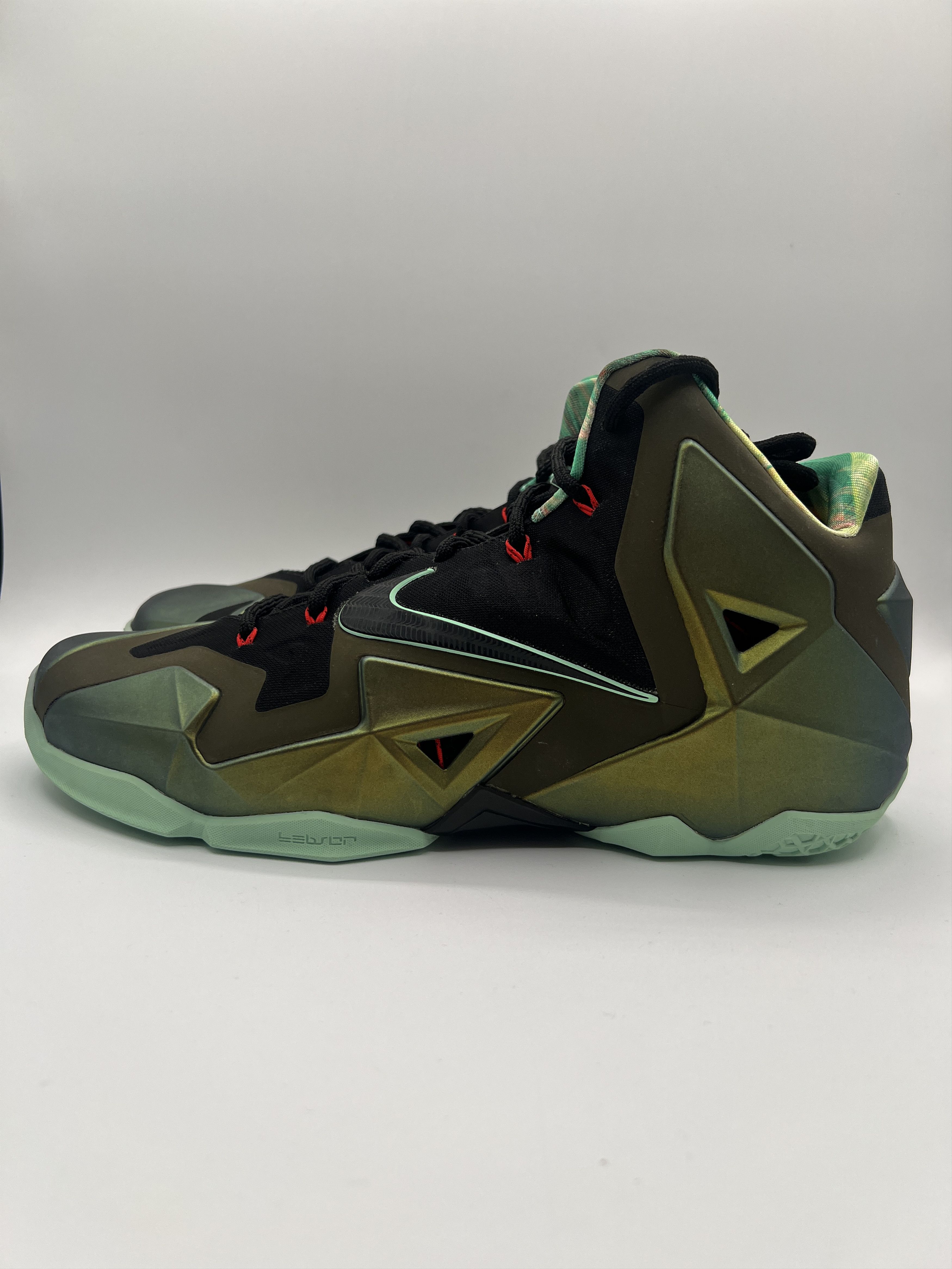 Nike Nike LeBron 11 King's Pride Size US 13 / EU 46 - 2 Thumbnail