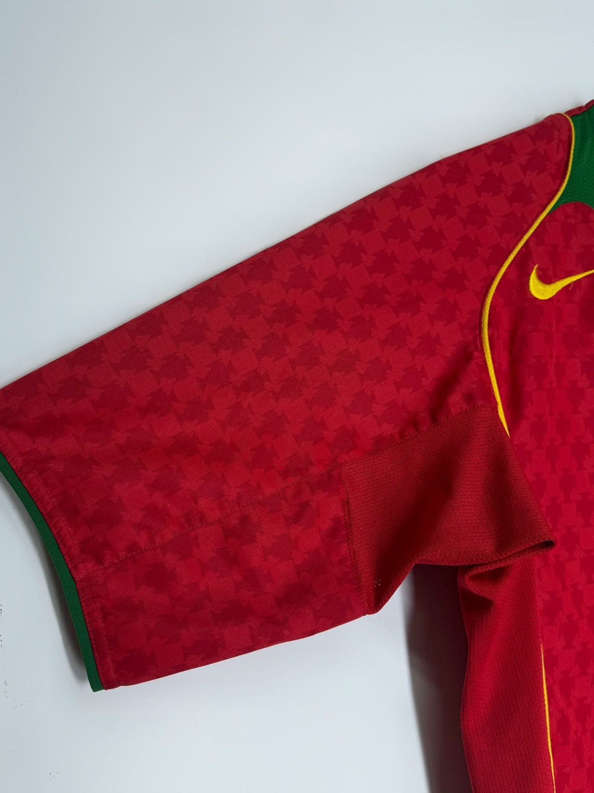 Nike Nike Portugal 2004/05 Home Football Shirt Jersey Size US S / EU 44-46 / 1 - 6 Thumbnail
