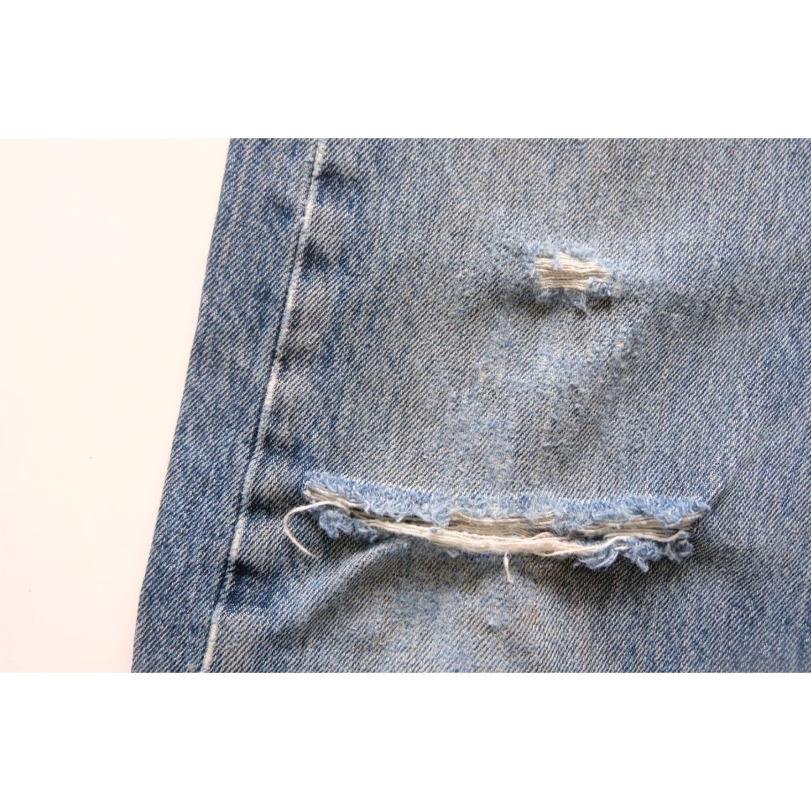 Levi's VINTAGE Levi's LEVIS STRAUSS 501 VTG Y2K BLUE JEANS Distressed Button Fly Cotton SZ 34x34 Mens Jeans Size US 36 / EU 52 - 4 Thumbnail