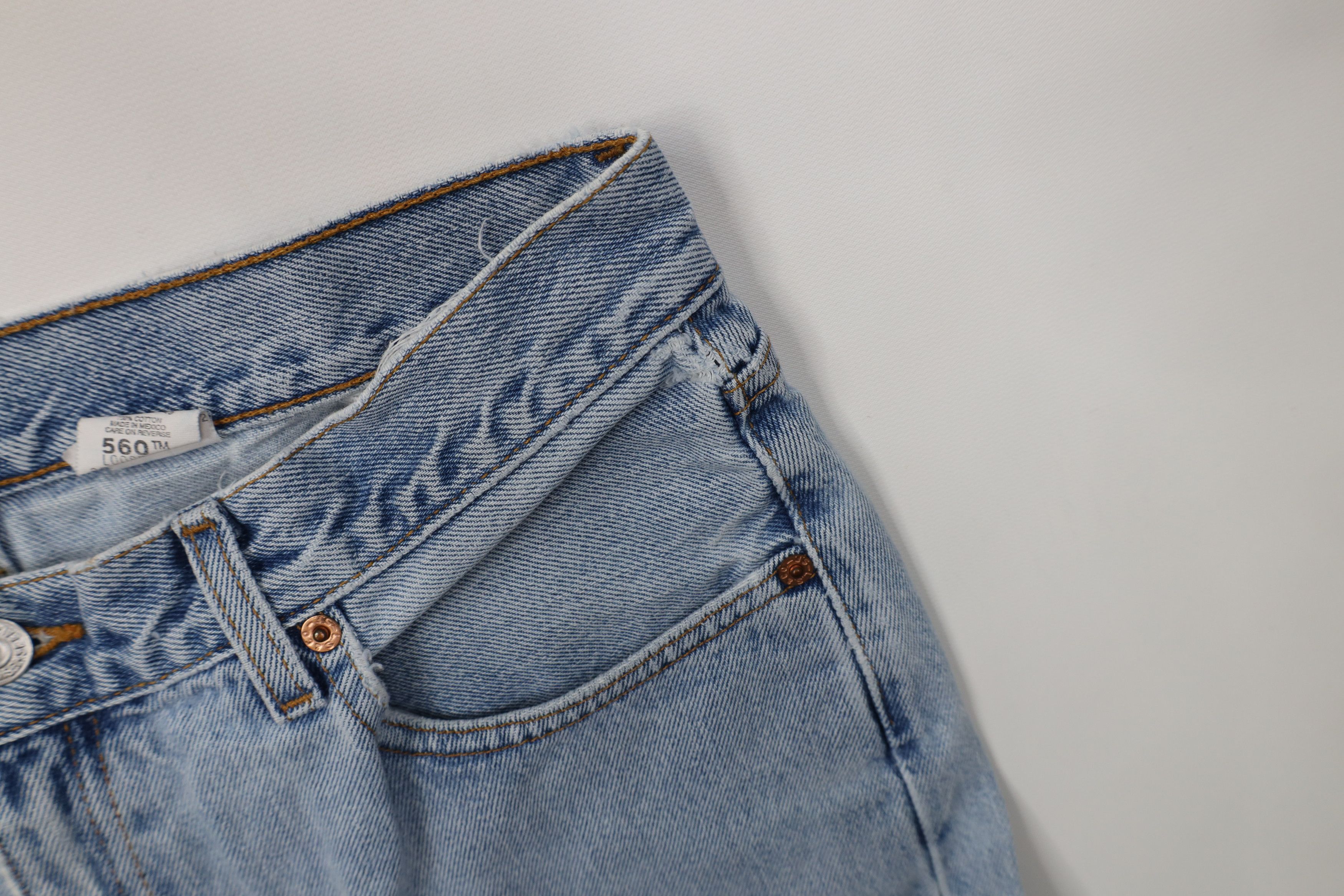 Levi's Vintage 90s Levis 560 Thrashed Loose Fit Straight Leg Jeans Size 34" / US 12 / IT 48 - 8 Thumbnail