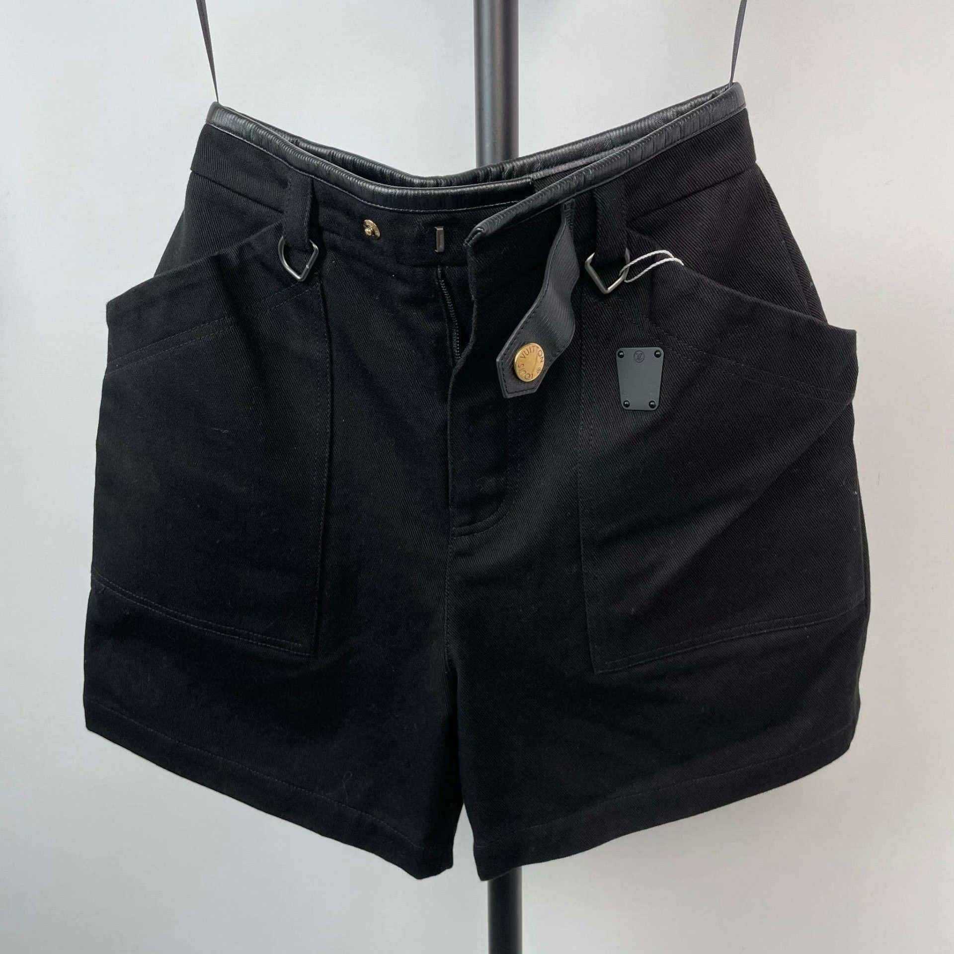 Louis Vuitton Louis Vuitton Pants XS Women Size 24" / US 00 / IT 34 - 1 Thumbnail