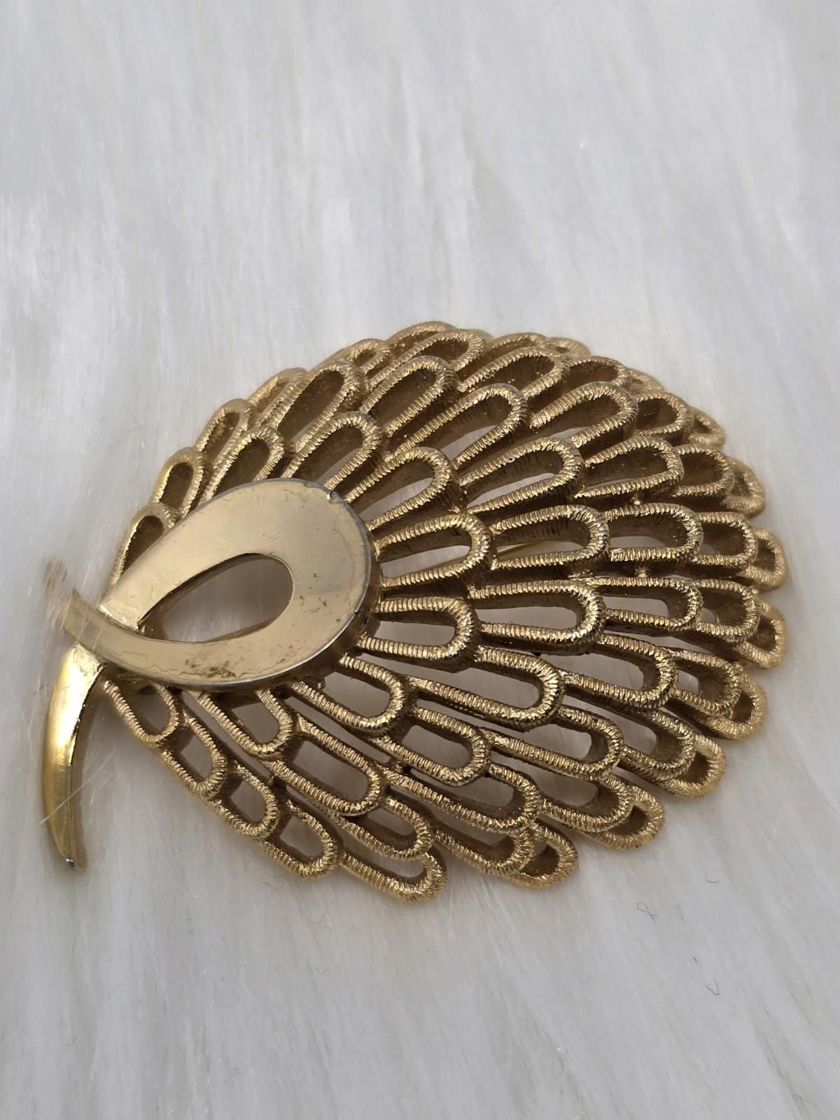 Other Vintage Signed Crown Trifari Goldtone Peacock Tail Brooch Size ONE SIZE - 1 Thumbnail