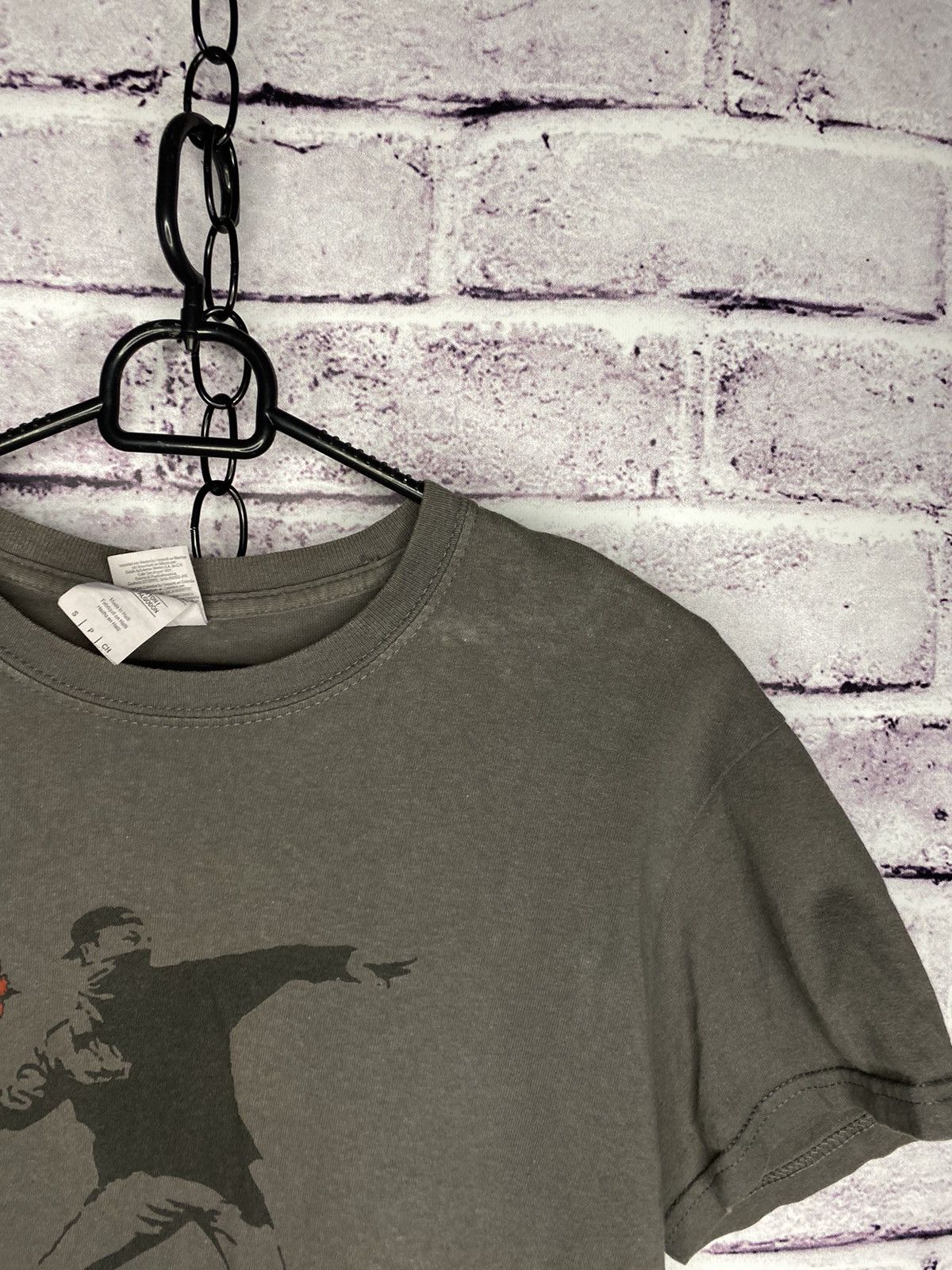 Other Vintage Unfledged Banksy Flower graphic Tee Shirt: Size US S / EU 44-46 / 1 - 2 Thumbnail
