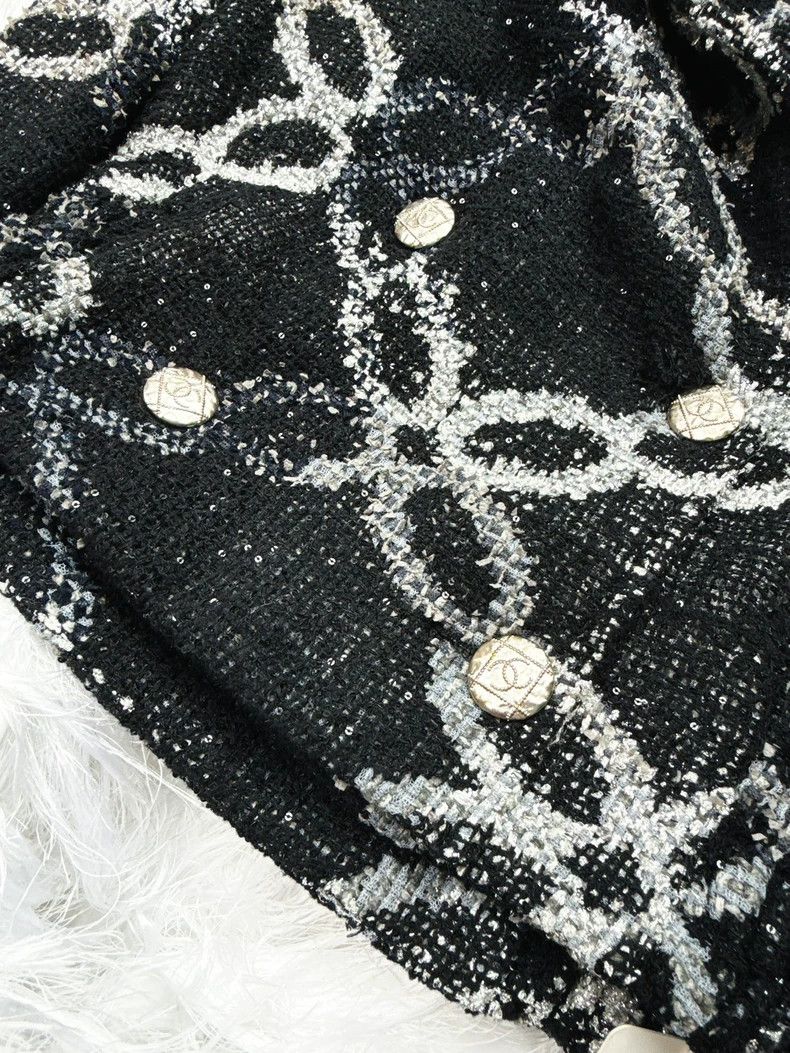 Chanel Chanel 19 beaded embroidered lapel mixed-color clover patt Size XS / US 0-2 / IT 36-38 - 4 Thumbnail