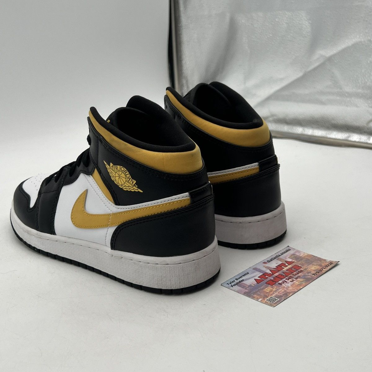 Nike Air Jordan 1 mid black university gold Size US 7 / EU 40 - 4 Thumbnail