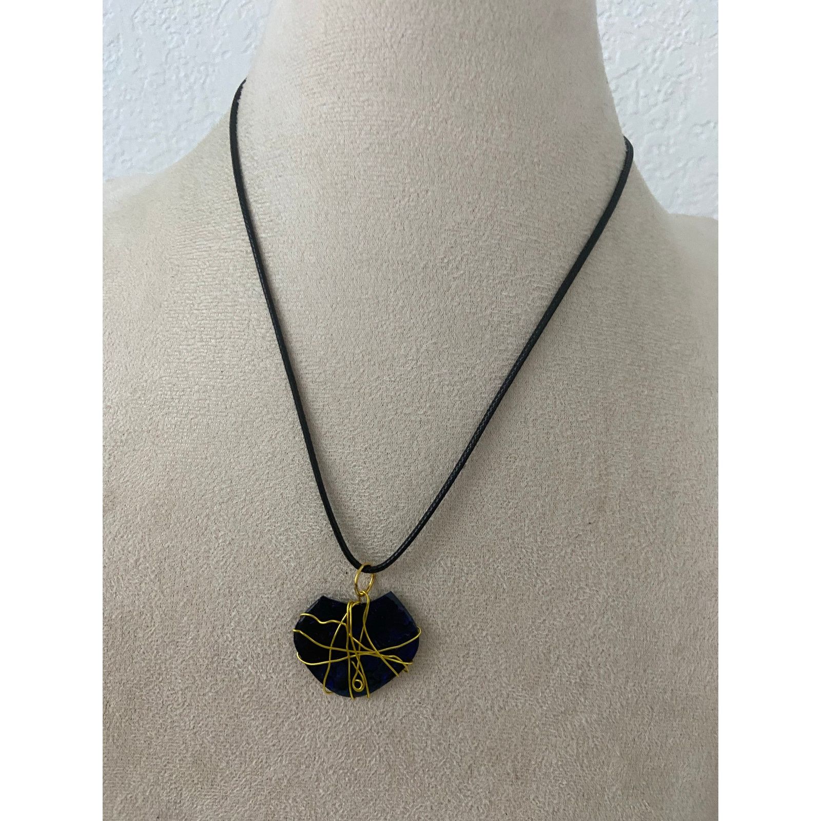 Handmade Blue shell pendant necklace Size ONE SIZE - 1 Thumbnail