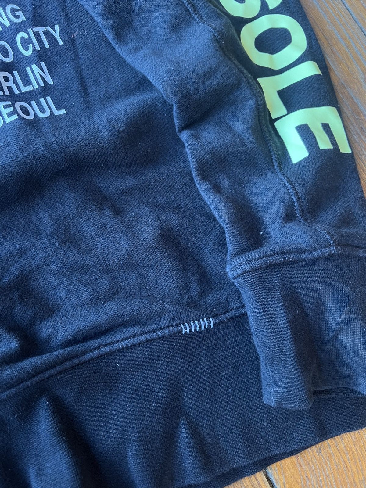 Nike 2021/2022 NIKE NSW WORLD TOUR PRINTED BLACK HOODIE SIZE M Size US M / EU 48-50 / 2 - 7 Thumbnail