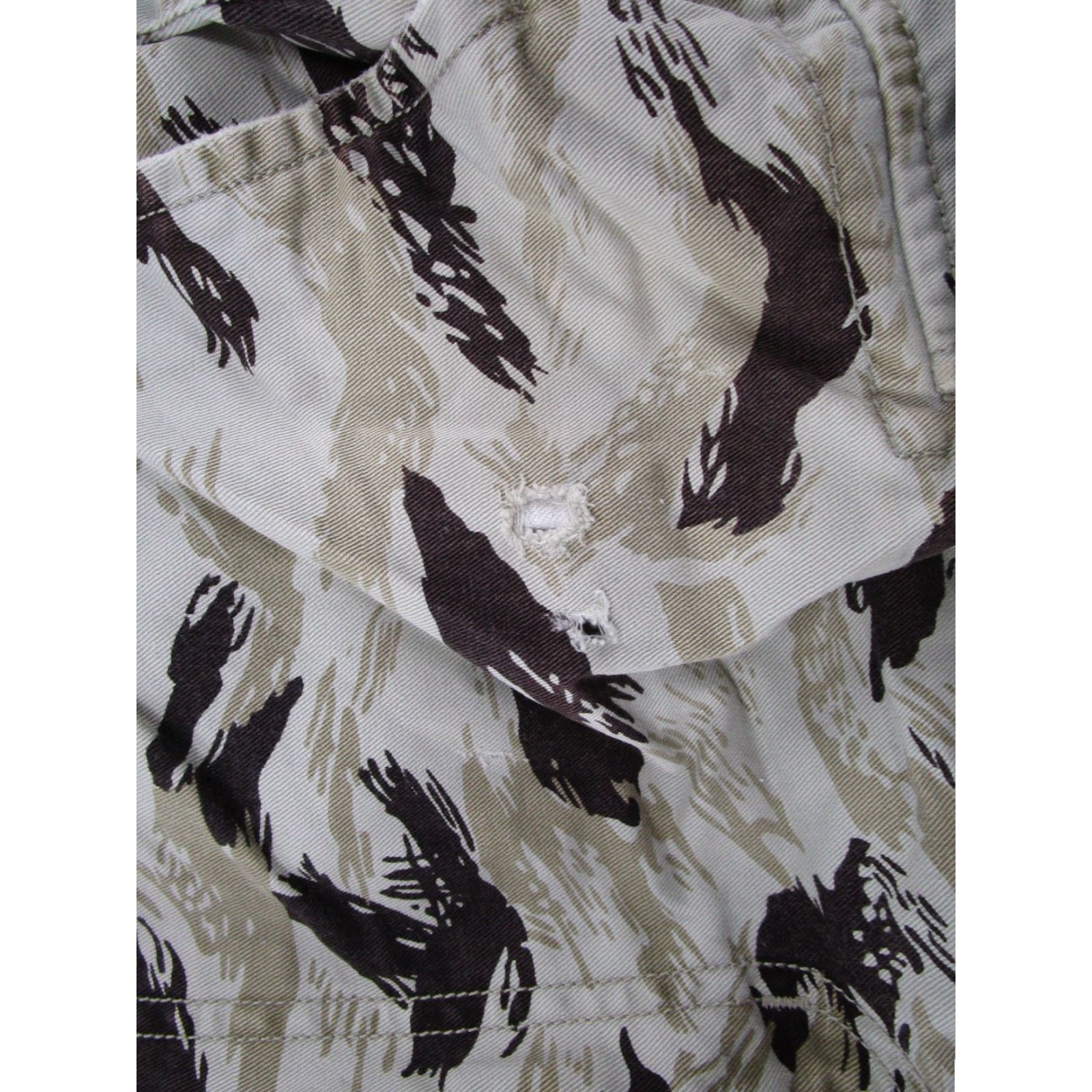 Levi's Levis Cargo Shorts Mens 36 Camouflage Green Pockets Cargo Short Outdoor Casual Workwear Summer Spring Fall 36 Levi's Mens Size US 36 / EU 52 - 2 Thumbnail
