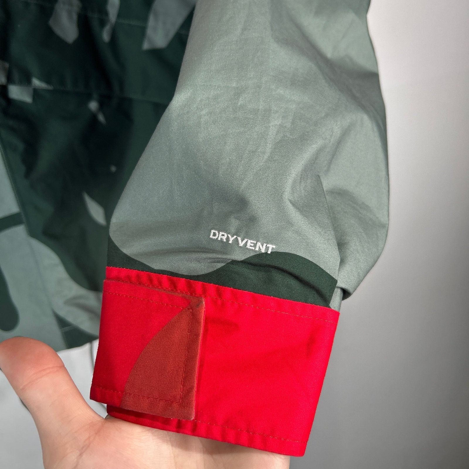 Kaws × The North Face Kaws x The North Face Retro 1986 Mountain Jacket Green Size US L / EU 52-54 / 3 - 4 Thumbnail