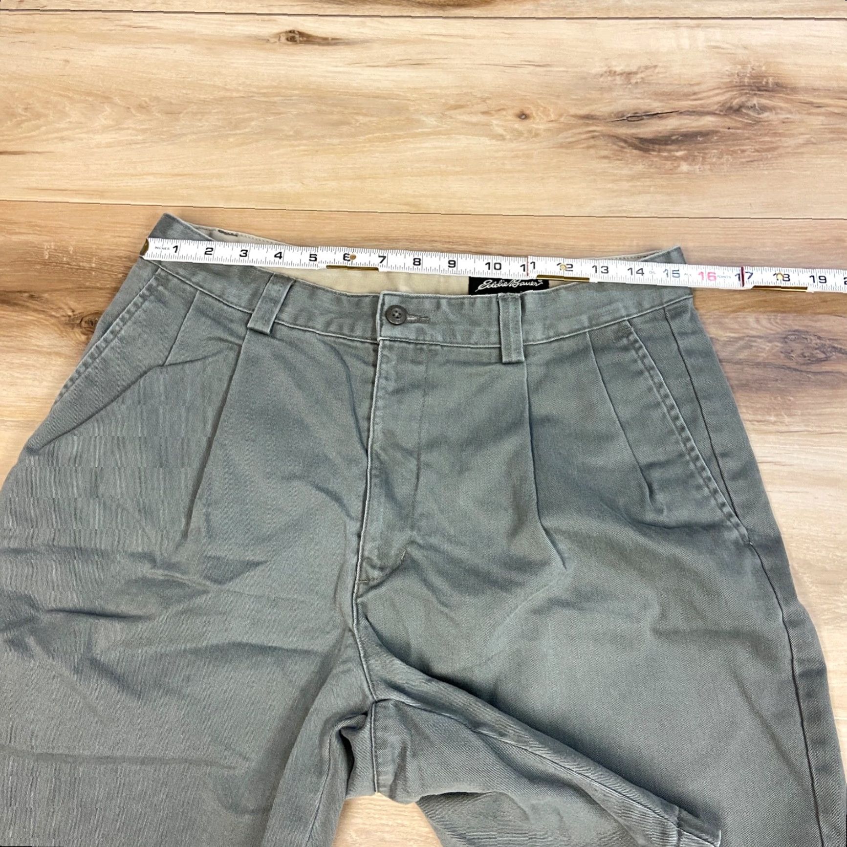 Eddie Bauer Eddie Bauer Shorts Mens 33 Gray Pleated 9" Size US 33 - 4 Thumbnail