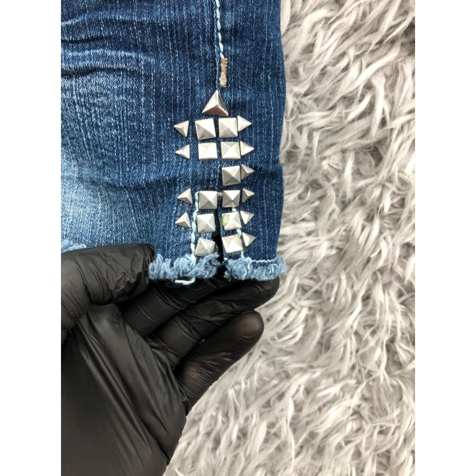 Vintage No Boundaries Cut-Off Shorts Womens Juniors Size 9 Medium Wash Blue Studded Denim Casual 5-Pocket Front Flat Front Regular Rise 4 in Cotton Jeans Size 30" / US 8 / IT 44 - 4 Thumbnail