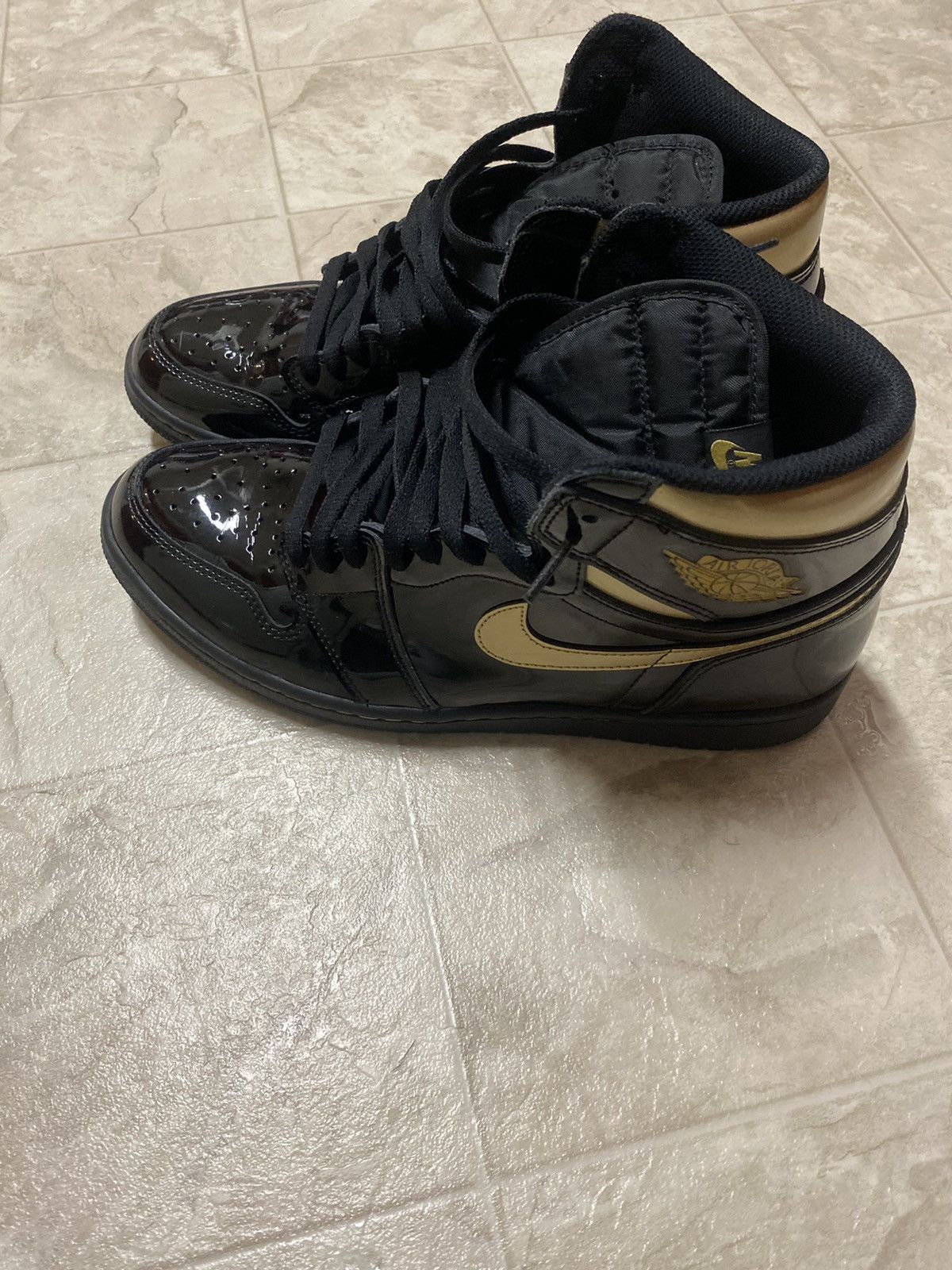 Jordan Brand Jordan 1 Retro High Black Metallic Gold (2020)s Size US 11 / EU 44 - 1 Thumbnail