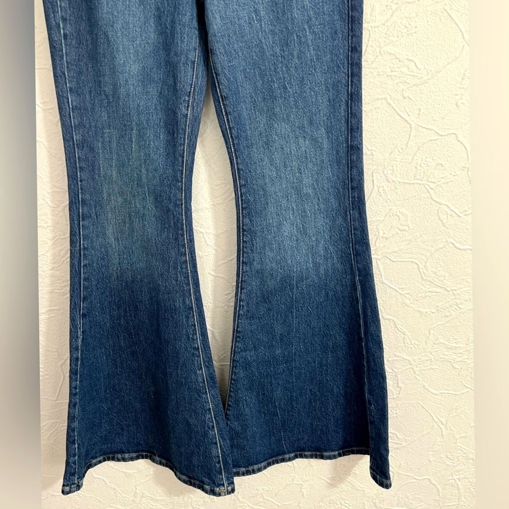 Forever 21 FOREVER 21 Women’s Premium Denim Dark Flare Jean Size 27x32 High Rise NWT Jeans Flared Blue Women’s 27 Regular Dark Blue NWT Size 27" / US 4 / IT 40 - 3 Thumbnail