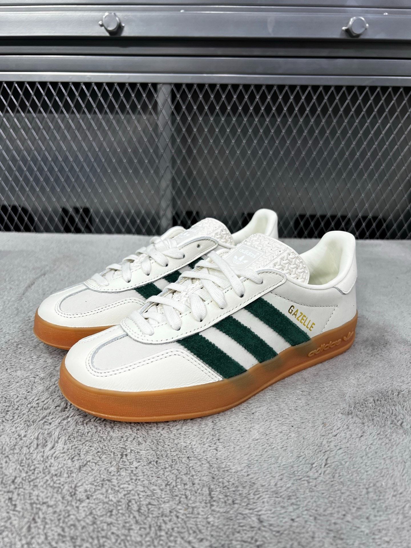 Adidas Adidas Green Lowtop Sneakers 35 Men Size US 5 / EU 37 - 1 Thumbnail