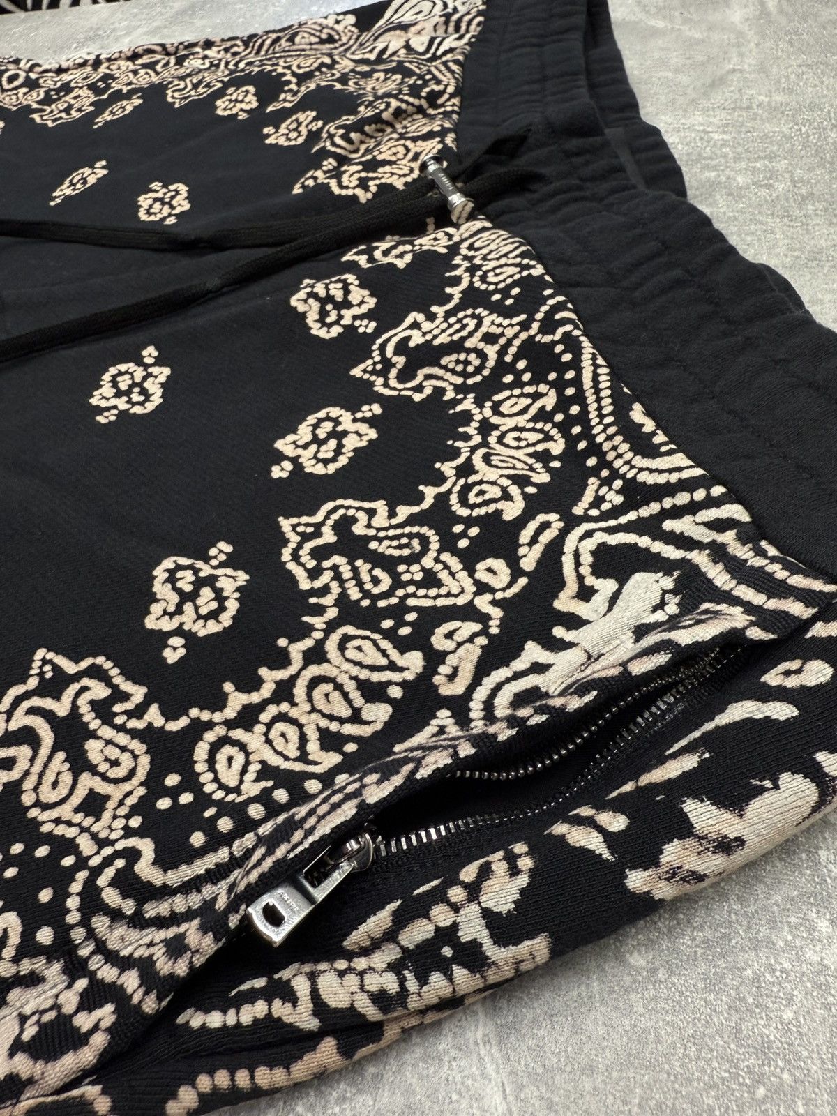Amiri Bandana Bleach Shorts Black. size XL. BNWT. Size US 36 / EU 52 - 4 Thumbnail