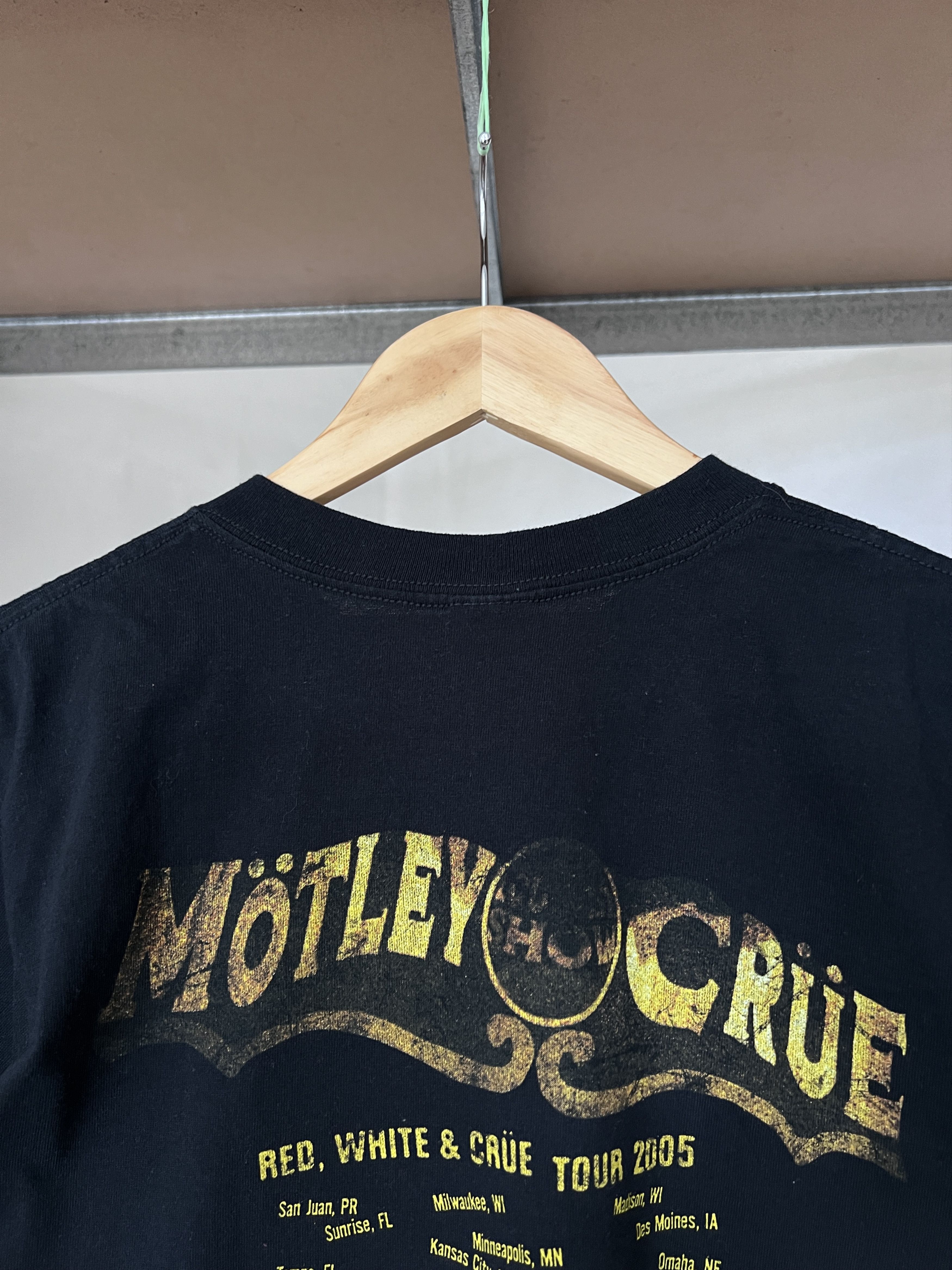 Band Tees Vintage 2005 Motley Crue Rock Band tour T-shirt Size US M / EU 48-50 / 2 - 12 Thumbnail