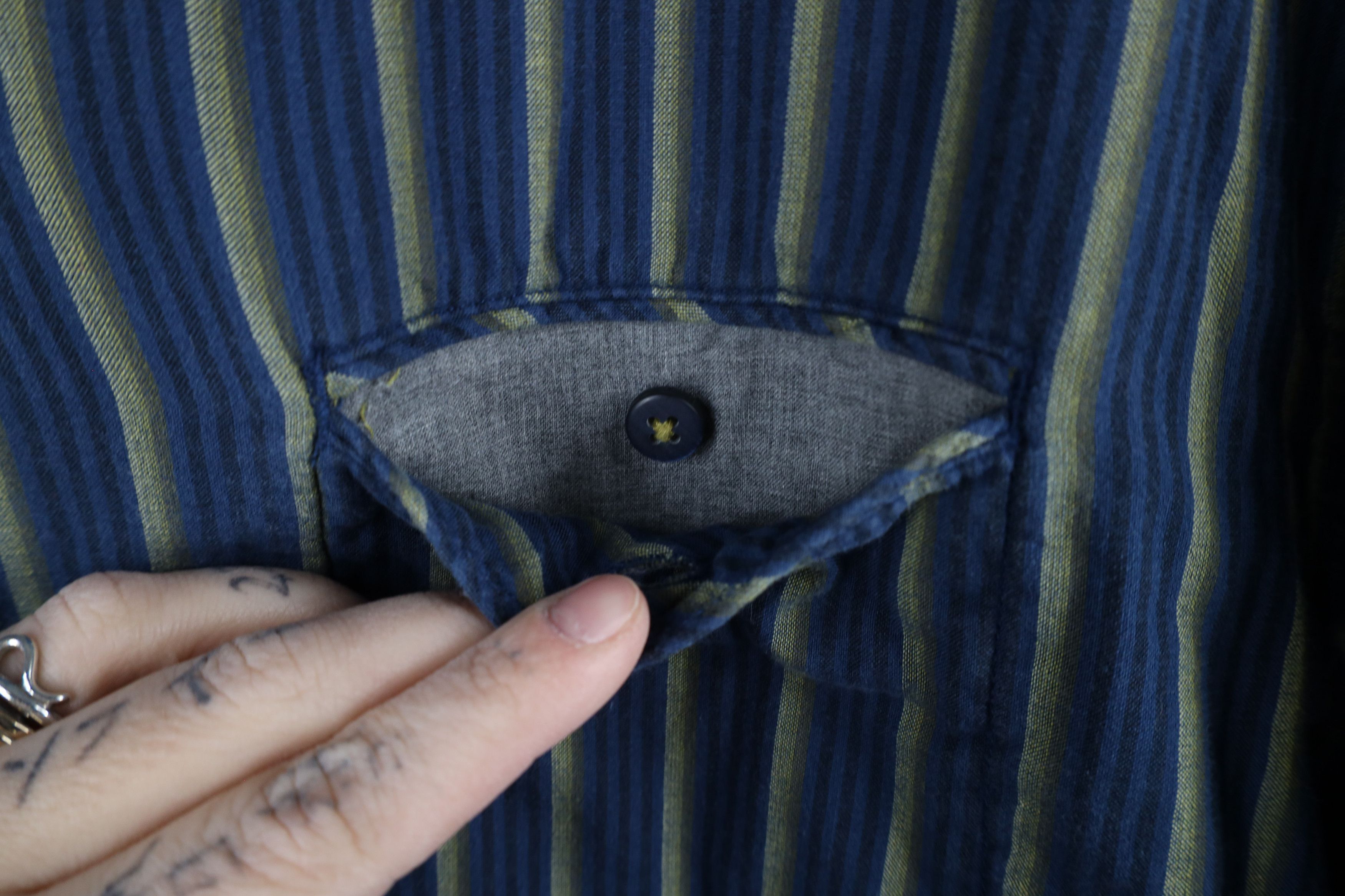 Tommy Bahama × Vintage Vintage Tommy Bahama Blend Striped Collared Button Shirt Size US XL / EU 56 / 4 - 4 Thumbnail