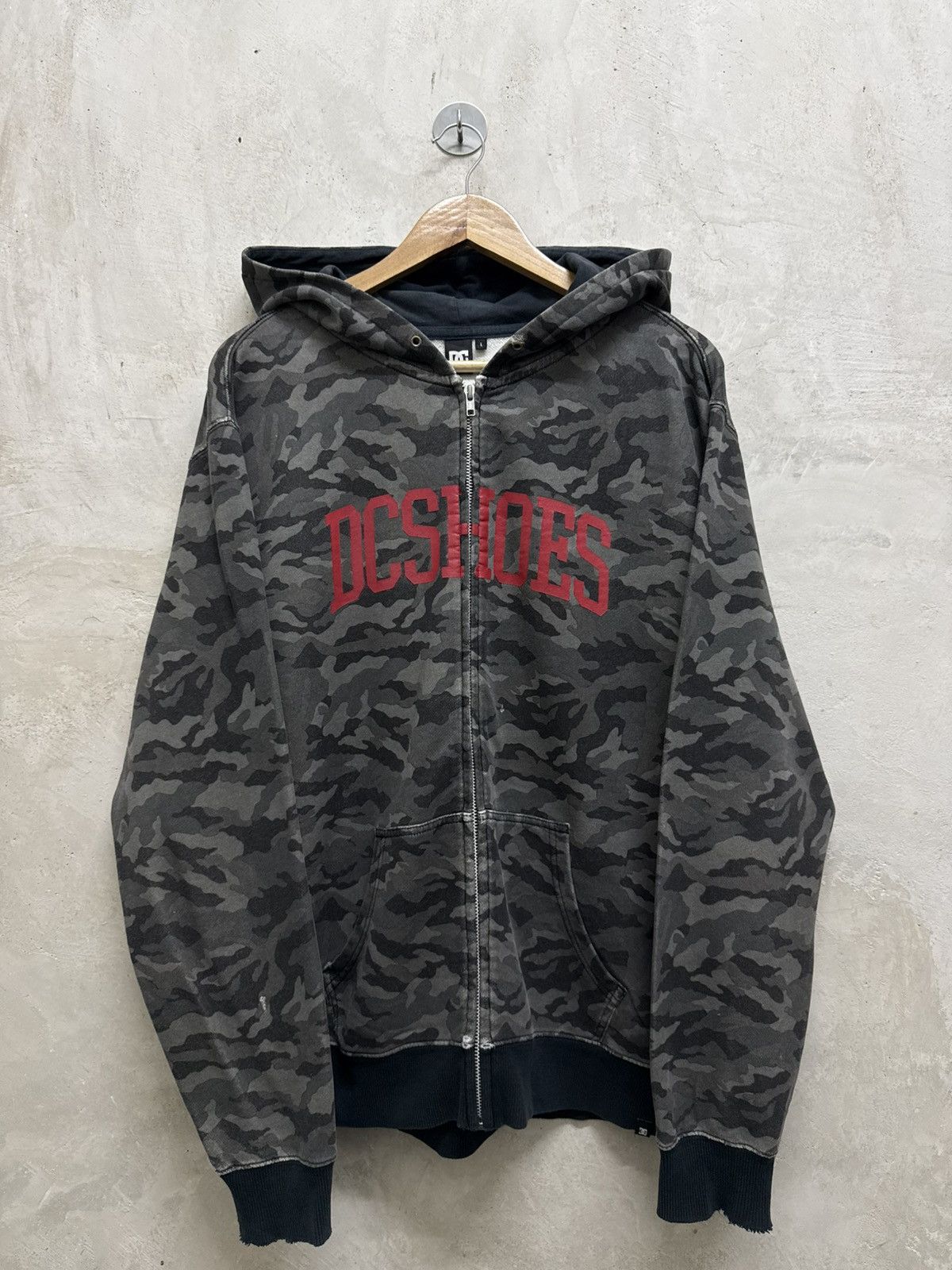 DC 2000s DC Shoes Zip Up Distressed y2k Hoodie Realtree style Size US L / EU 52-54 / 3 - 1 Thumbnail