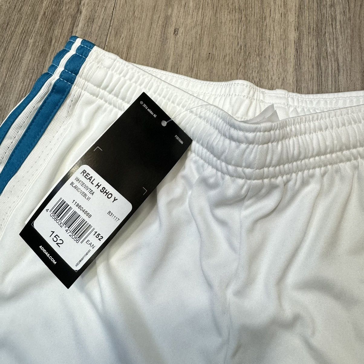 Other (Youth size)Real Madrid 17/18 home short (Bnwt) Size US 26 / EU 42 - 5 Thumbnail