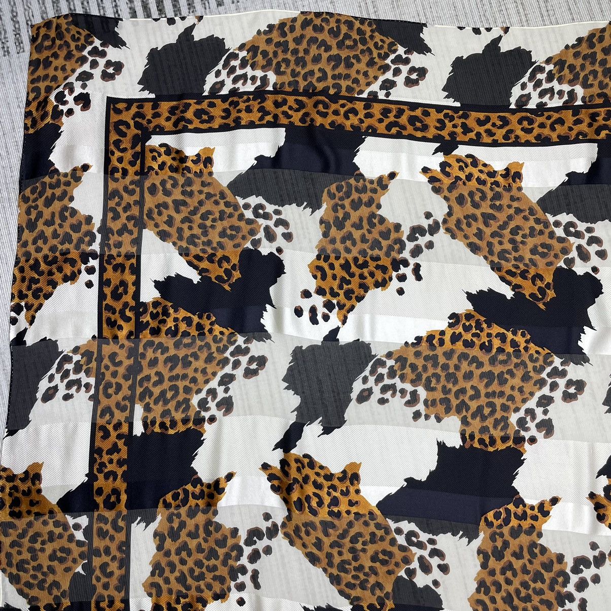 Saint Laurent Paris YvesSaintLaurent leopard silk Scarf Size ONE SIZE - 5 Thumbnail