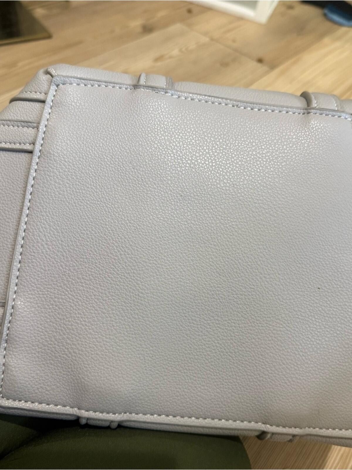 Other Elegant Light Grey Leather Tote with Gold Accents Size ONE SIZE - 3 Thumbnail