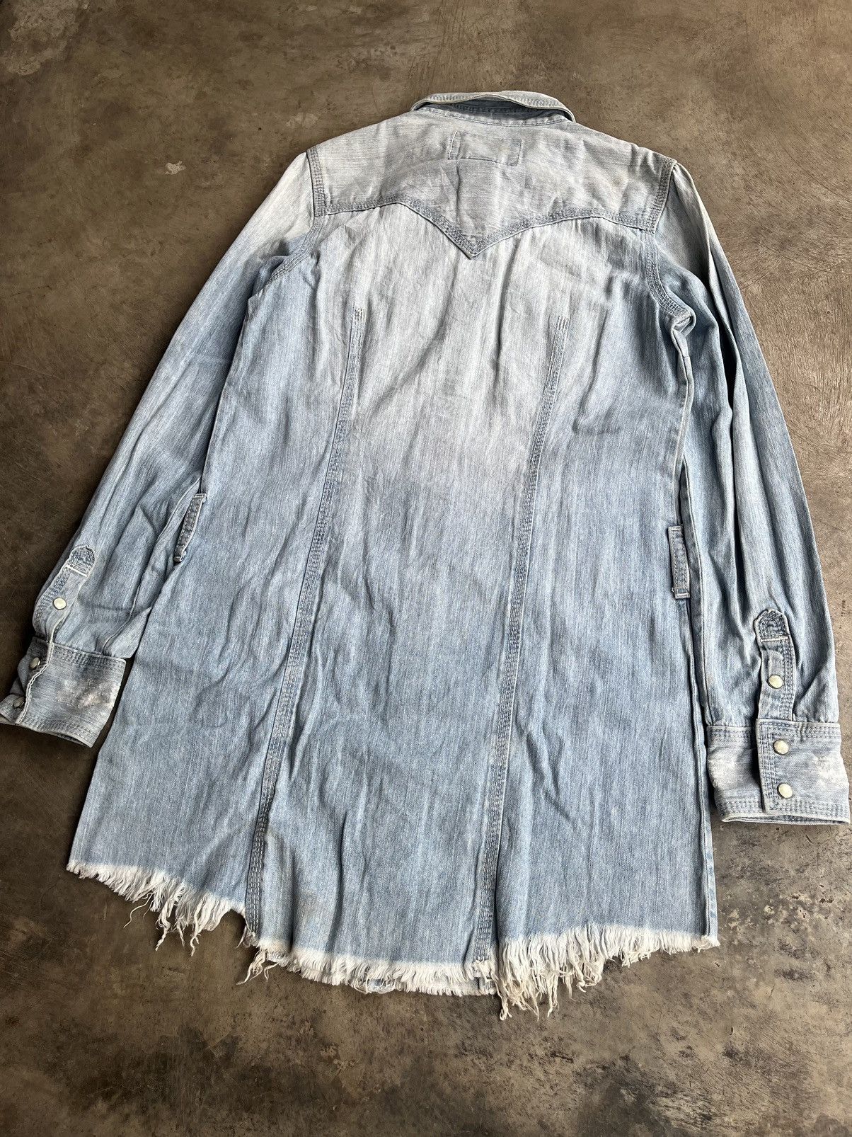 If Six Was Nine × Le Grande Bleu (L.G.B.) × True Religion TRUE RELIGION ROBE DISTRESSED DENIM BUTTON SHIRTS Size US S / EU 44-46 / 1 - 8 Thumbnail