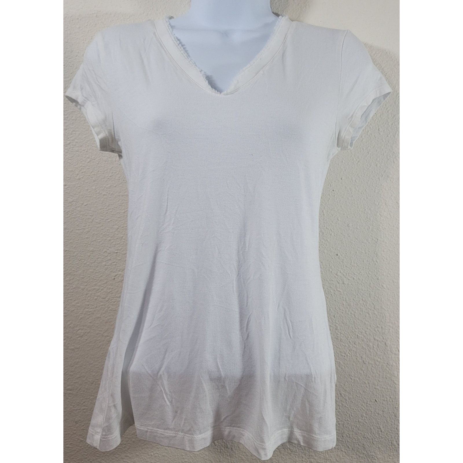 Banana Republic Banana Republic White Frayed V Neck Collar Small Cap Sleeves Size S / US 4 / IT 40 - 1 Thumbnail