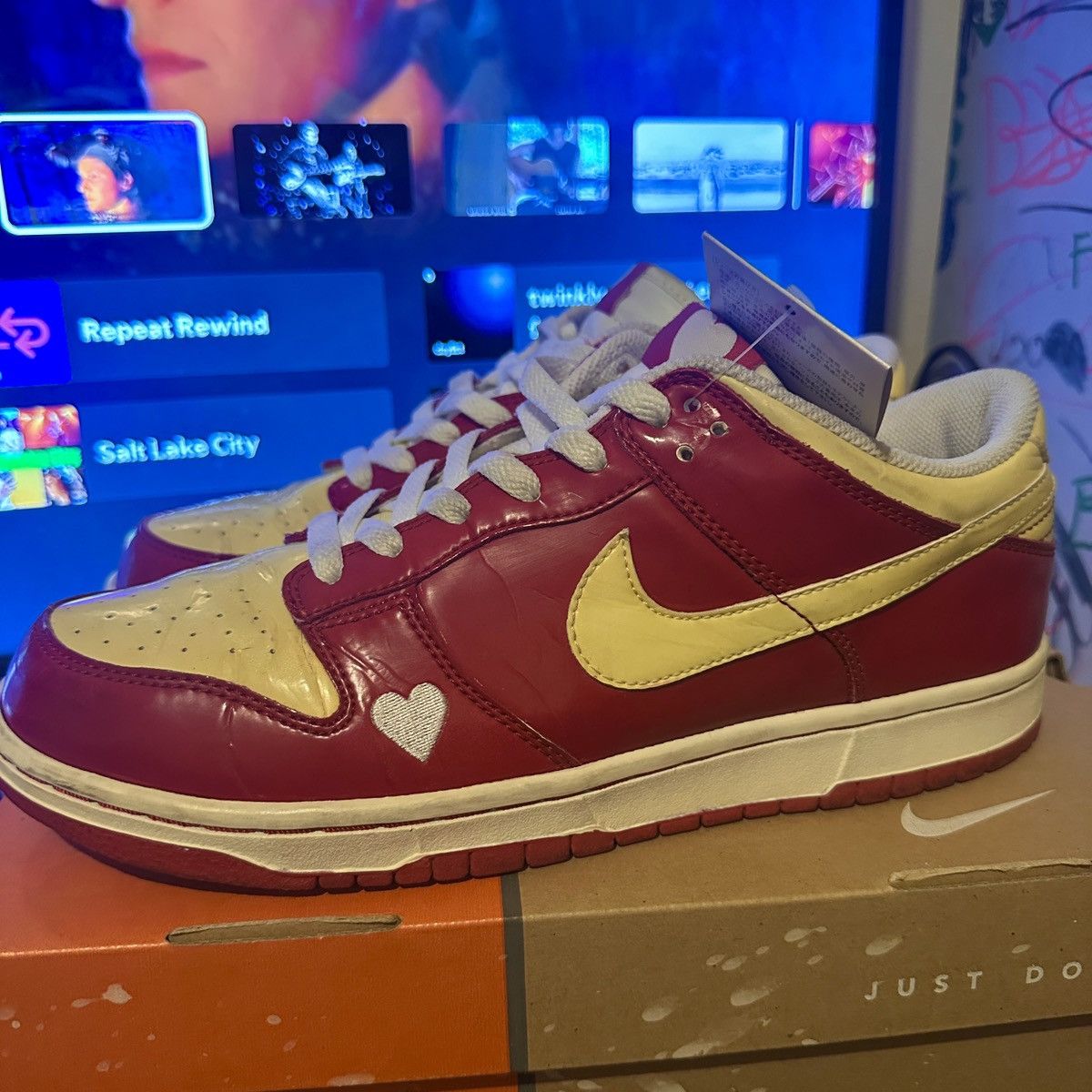 Nike Nike Dunk Low Valentines Day 2004 wmns Size US 9.5 / EU 42-43 - 2 Thumbnail