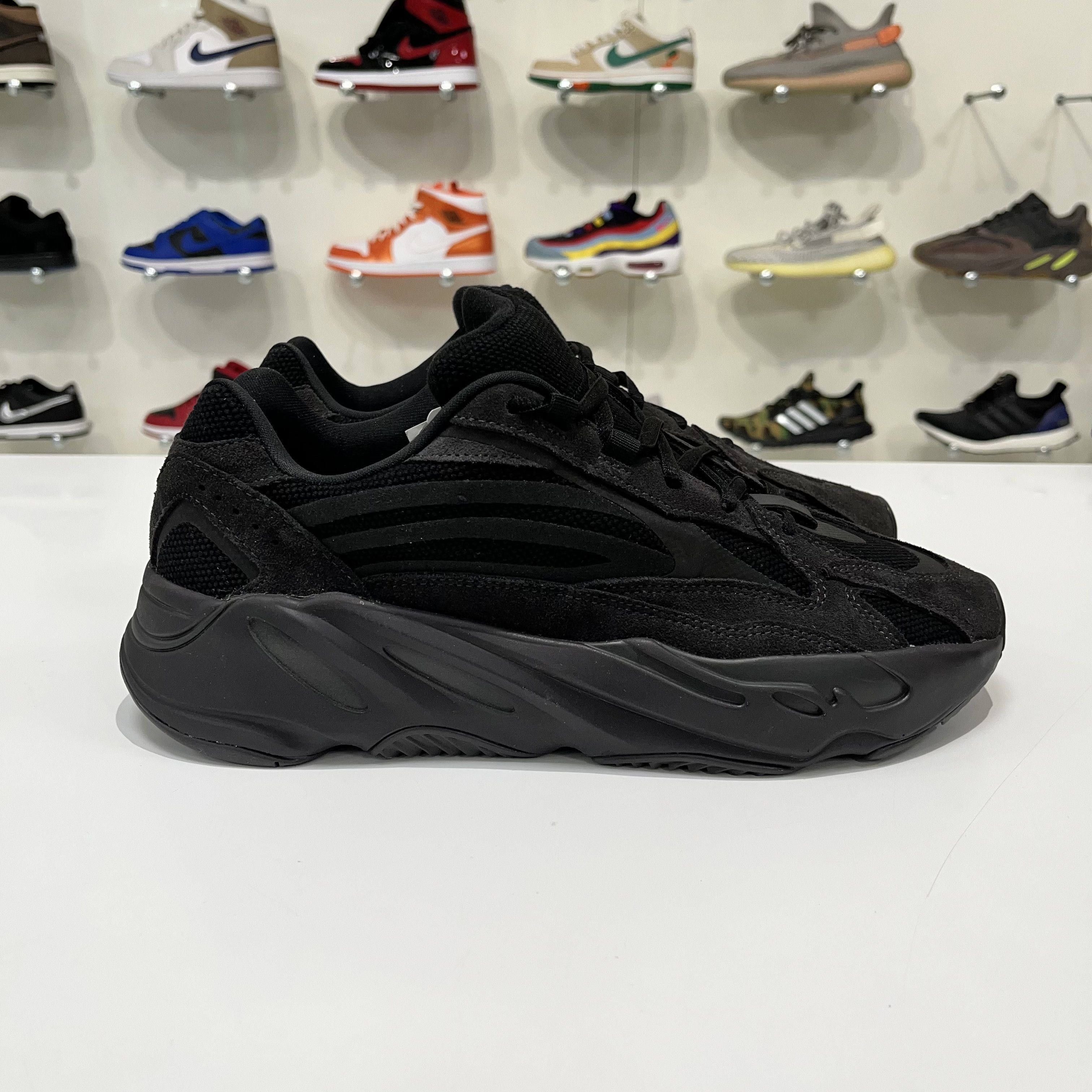 Adidas Adidas Yeezy Boost 700 V2 Vanta Size US 10 / EU 43 - 7 Thumbnail
