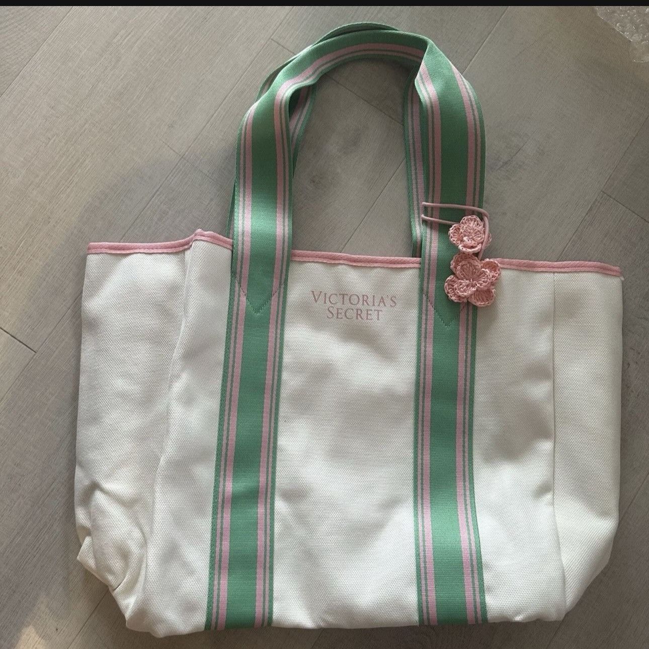 Victoria's Secret New big Victoria Secret beige and green original price $49 Size ONE SIZE - 2 Thumbnail