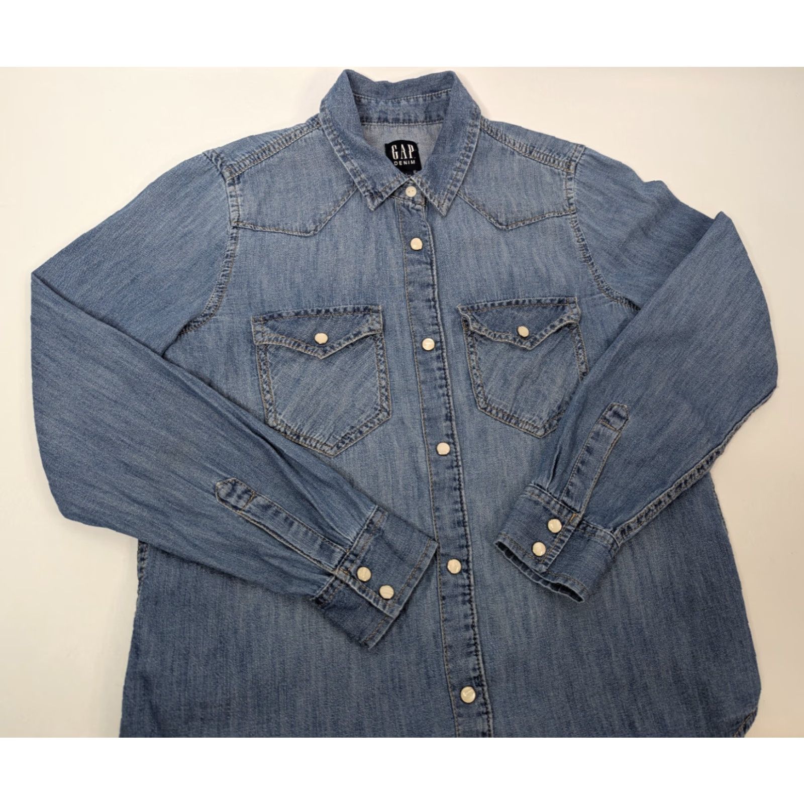 Gap VINTAGE Gap Denim Western Shirt Womens S Blue Cowgirl Snap Button-Up Collared Long Sleeve Pockets Western Size S / US 4 / IT 40 - 2 Thumbnail