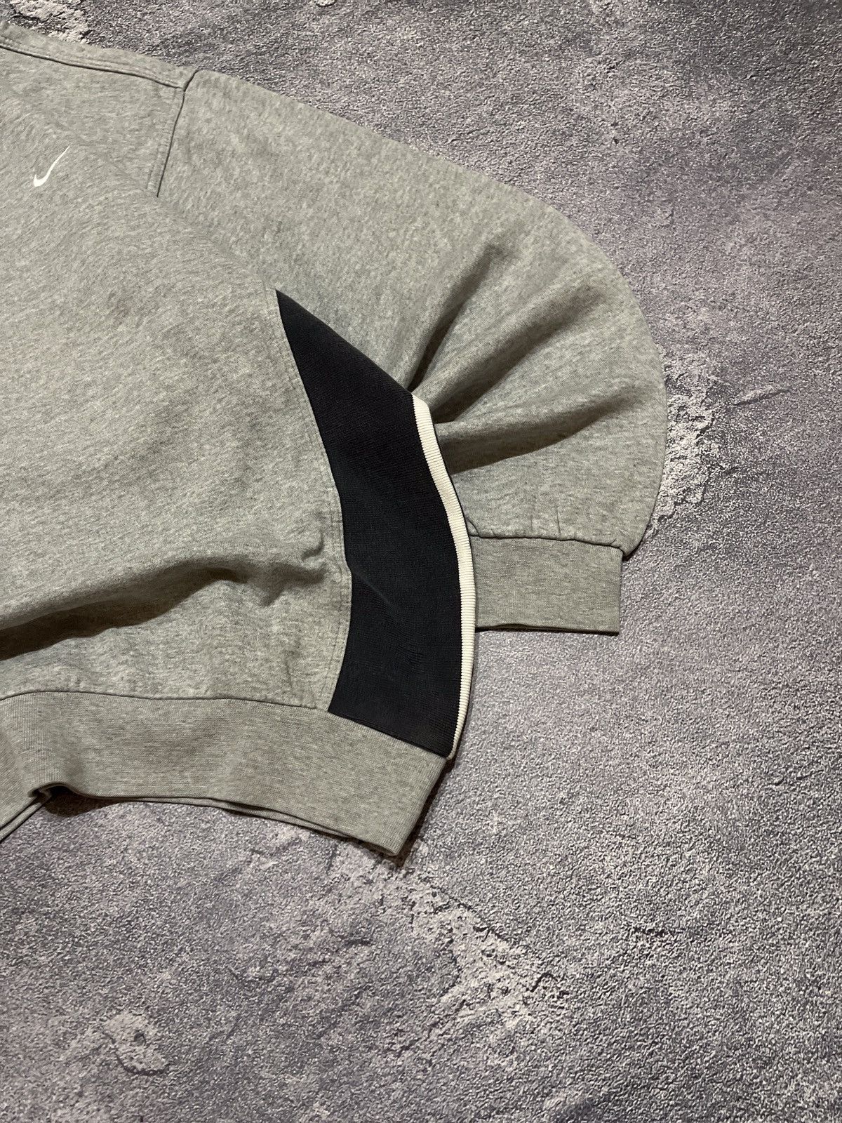 Nike × Vintage Vintage 90s Nike Swoosh Essential Crewneck Sweatshirt Size US L / EU 52-54 / 3 - 3 Thumbnail