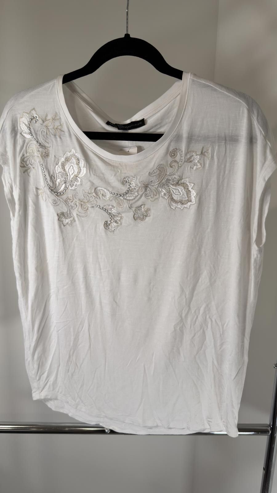 Designer Elegant White Embroidered Tee by White House Black Market Size S / US 4 / IT 40 - 1 Thumbnail