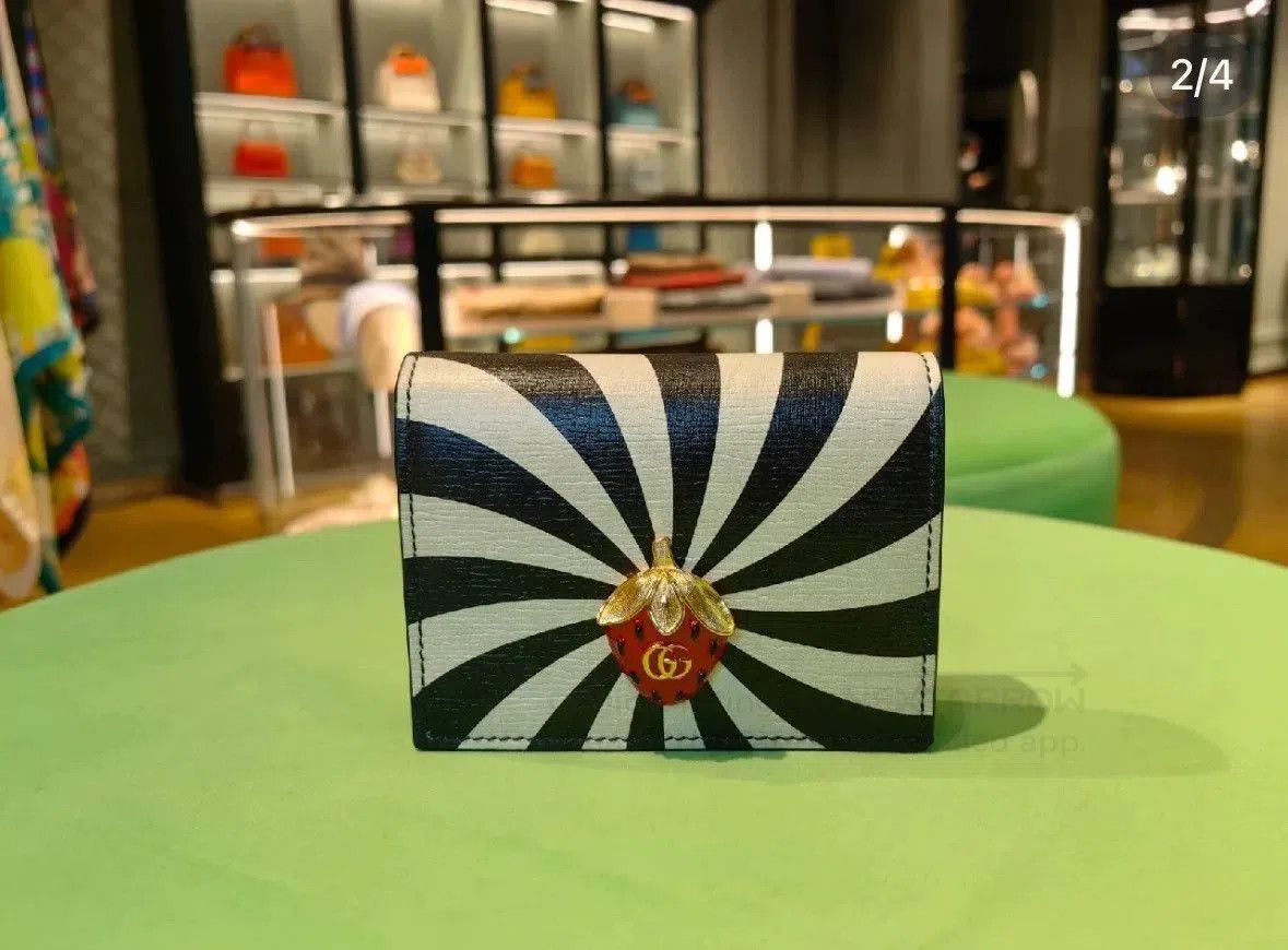 Gucci Gucci Limited Edition Strawberry Card Case. Size ONE SIZE - 8 Thumbnail