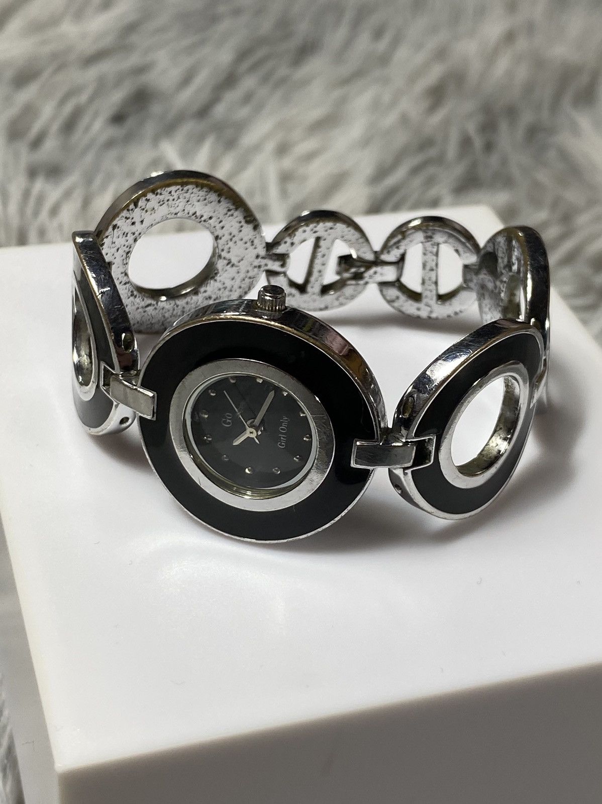 Hysteric Glamour Bold Circle-Link Bracelet Watch - Elegant Design Size ONE SIZE - 1 Thumbnail