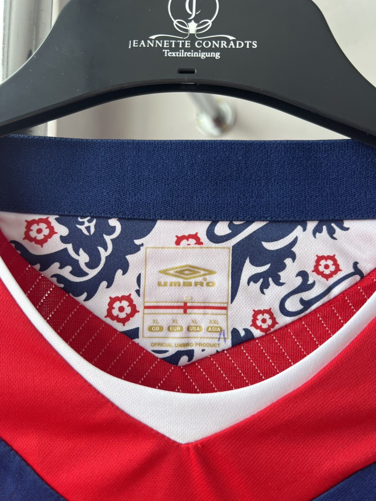 Umbro 2008/10 ENGLAND TEAM AWAY SOCCER JERSEY FOOTBALL SHIRT XL Size US XL / EU 56 / 4 - 8 Thumbnail
