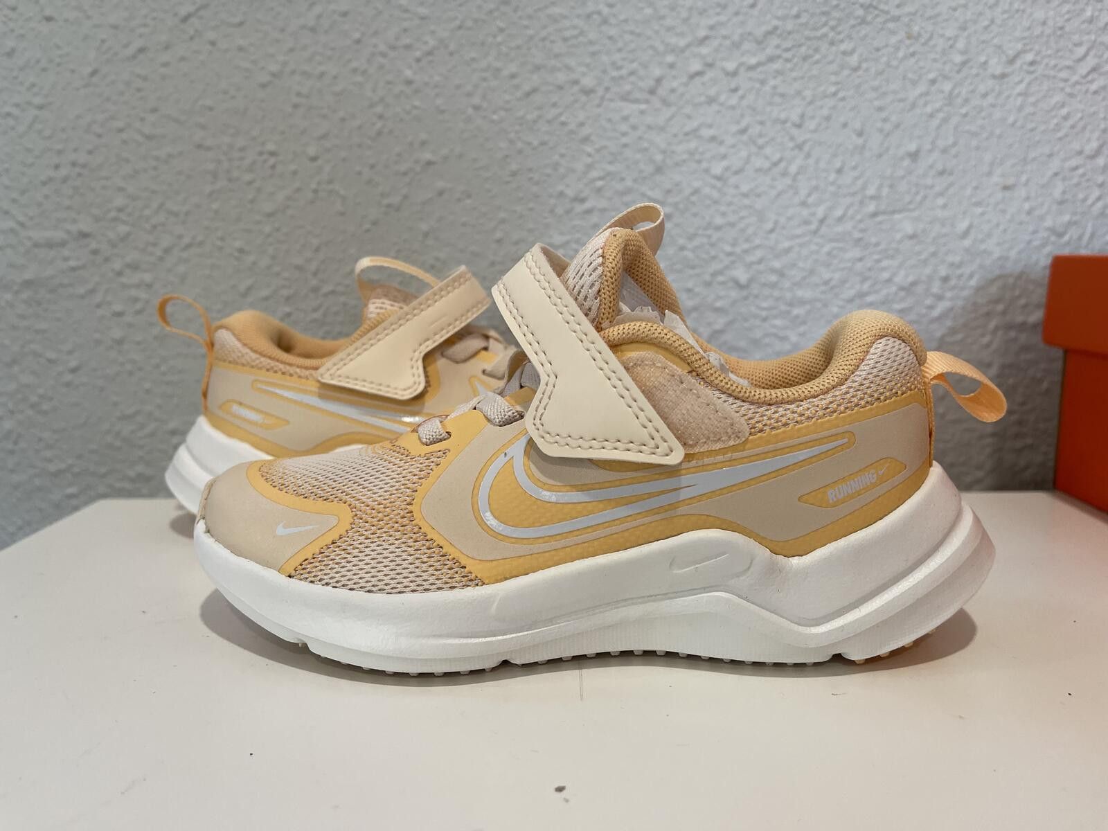 Nike Nike Cosmic Runner "Guava Ice/Orange Chalk/Summit White" Size US 11 / IT 41 - 4 Thumbnail