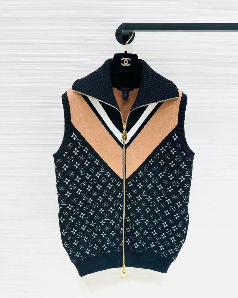 Louis Vuitton Louis Vuitton size xs Knitted waistcoat with logo vest Size 40R - 1 Thumbnail
