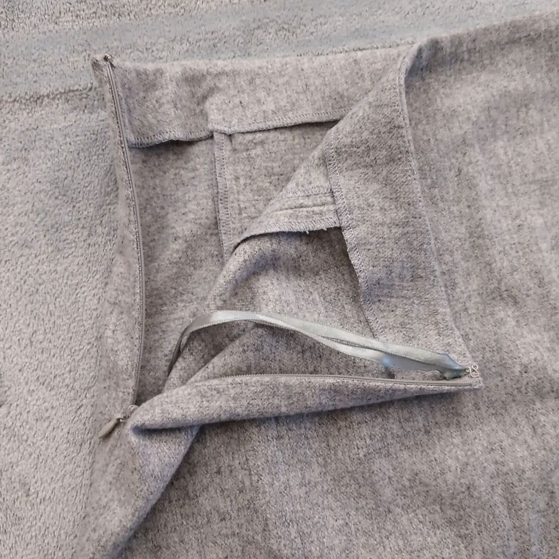 Ralph Lauren Ralph Lauren Skirt Size 10 Gray Knee Length Wool Blend Zipped Pockets Women's Straight & Pencil Type Skirt Pants? Size 32" / US 10 / IT 46 - 7 Thumbnail