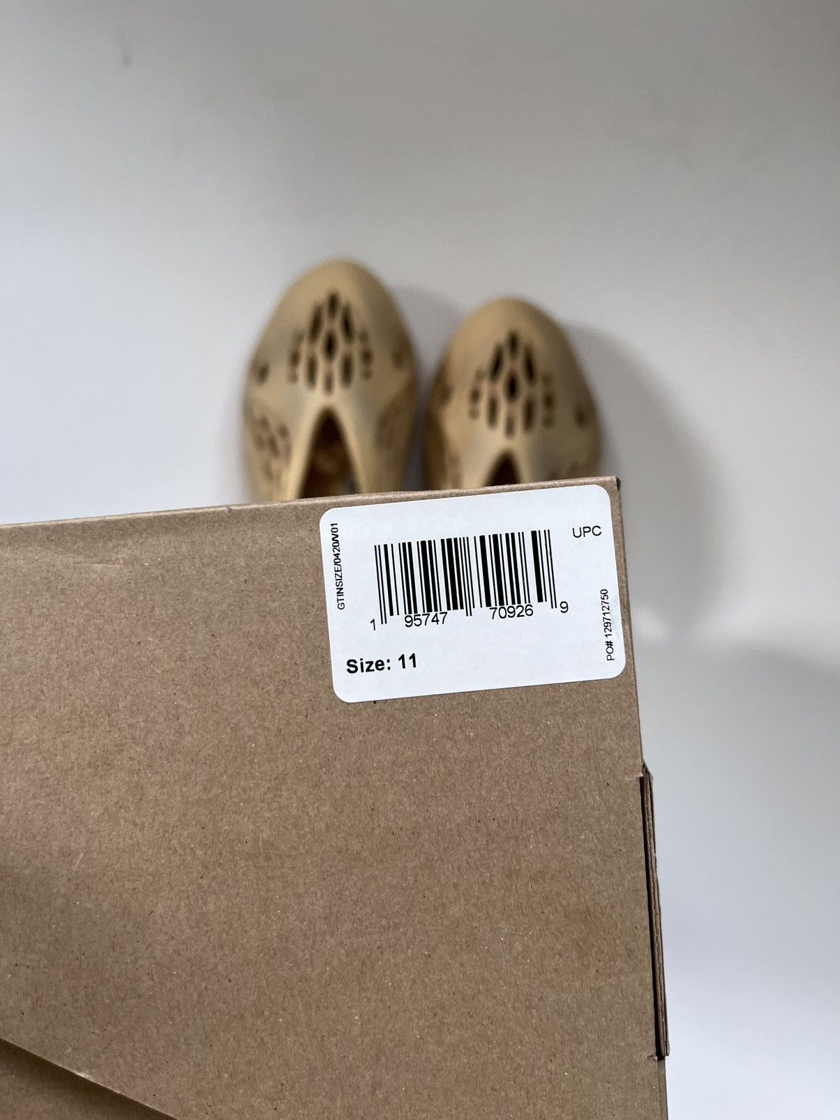 Yeezy YEEZY FOAM RNRS - Desert sand Size US 11 / EU 44 - 8 Thumbnail