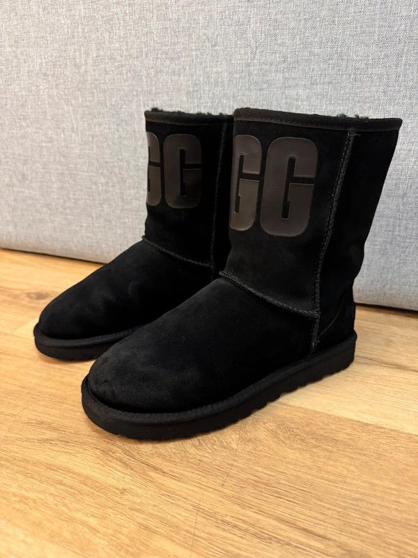 Ugg UGG Classic Short Ugg Rubber Logo Black Winter Boots size 39 Size US 8 / IT 38 - 5 Thumbnail